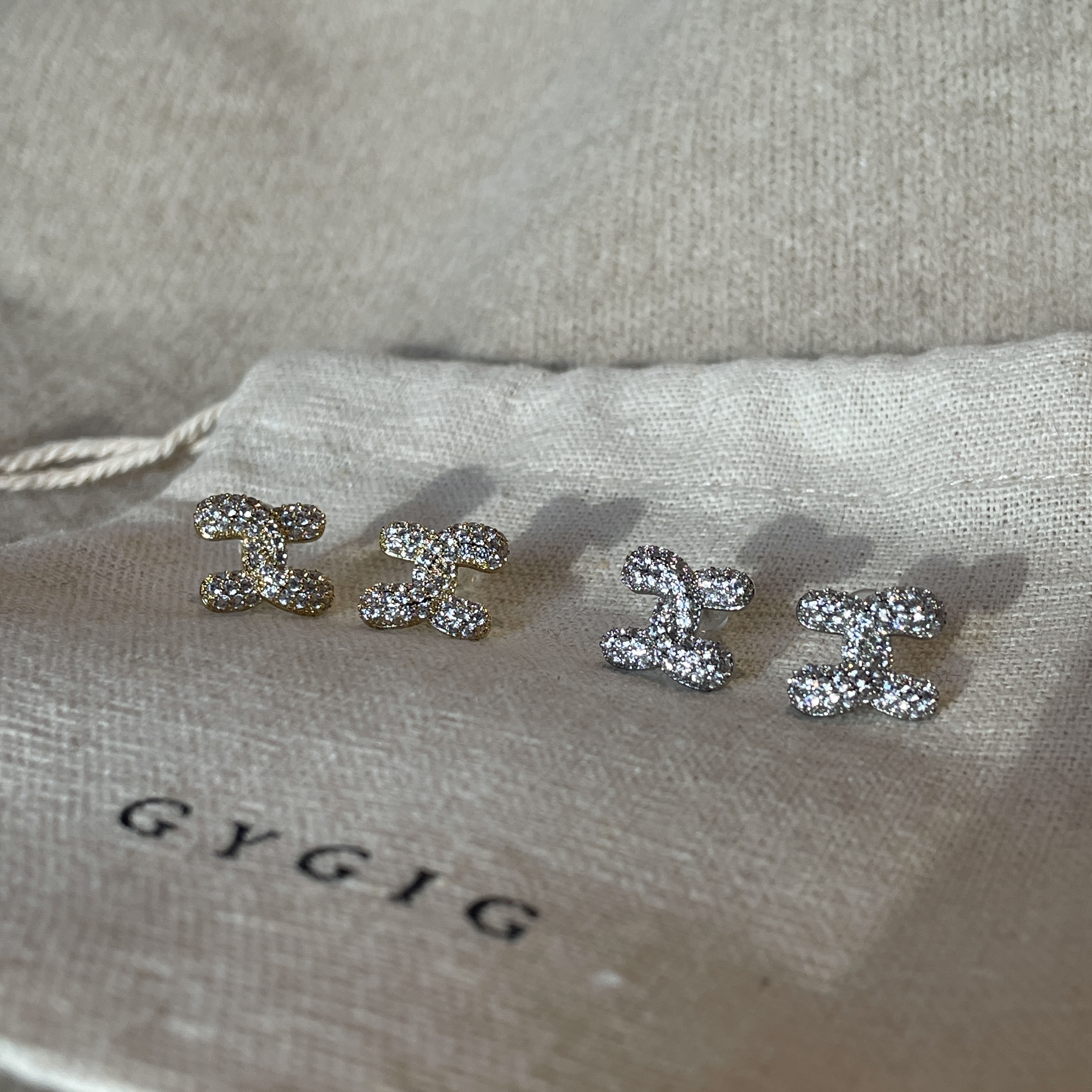 18k軟糯糯雙c 滿鑽耳釘