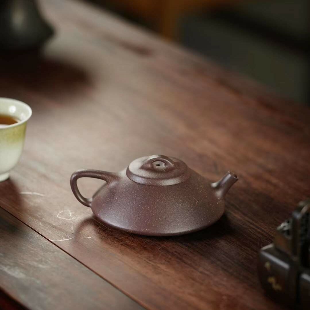 【合瓢】-- 造型經典，穩重大氣，溫潤的壺身、細膩的胎質，富有生命的魄力。