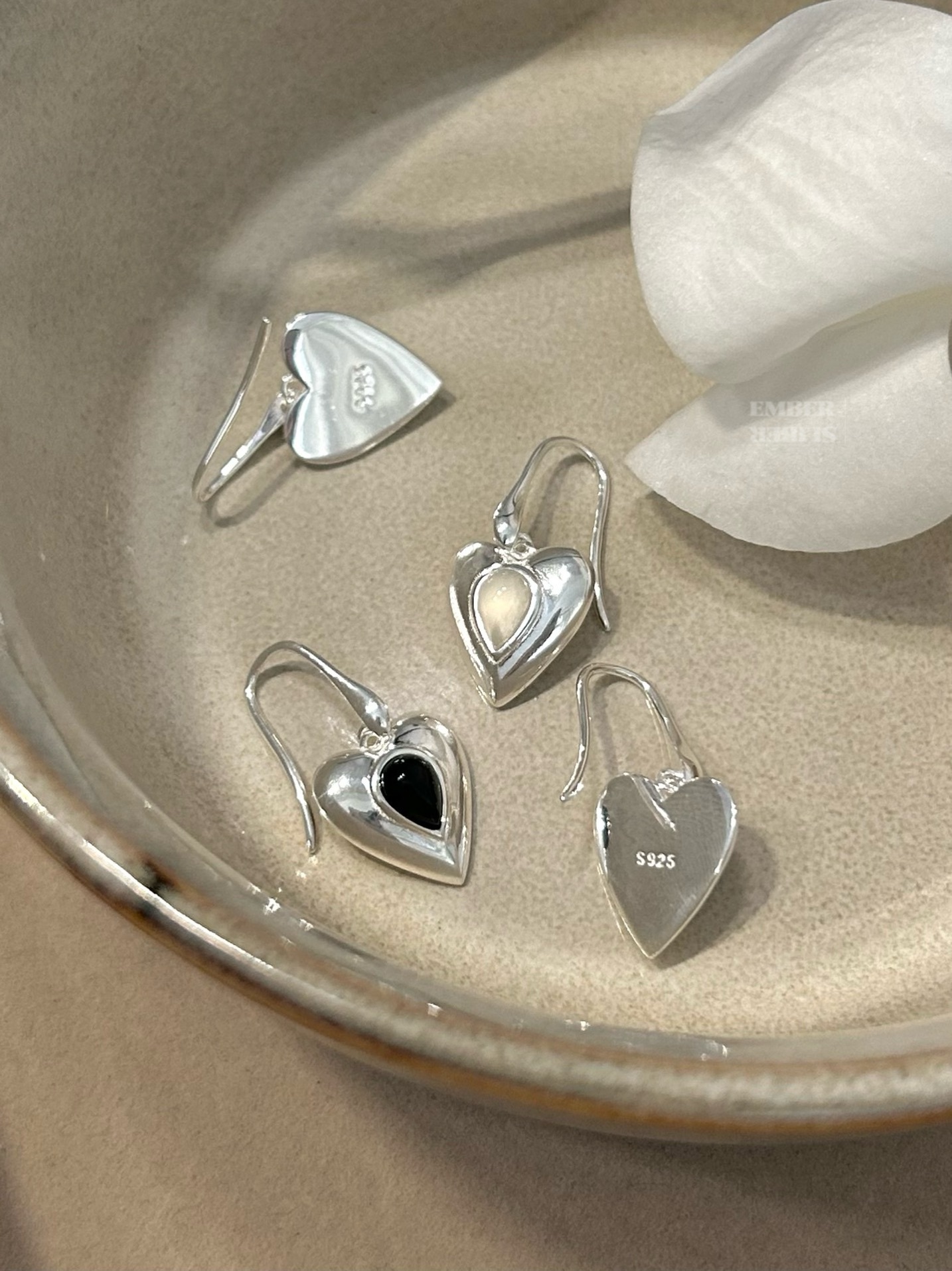 ✨✨S925 SILVER WHITE CHALCEDONY HEART EARRING 🤍🖤