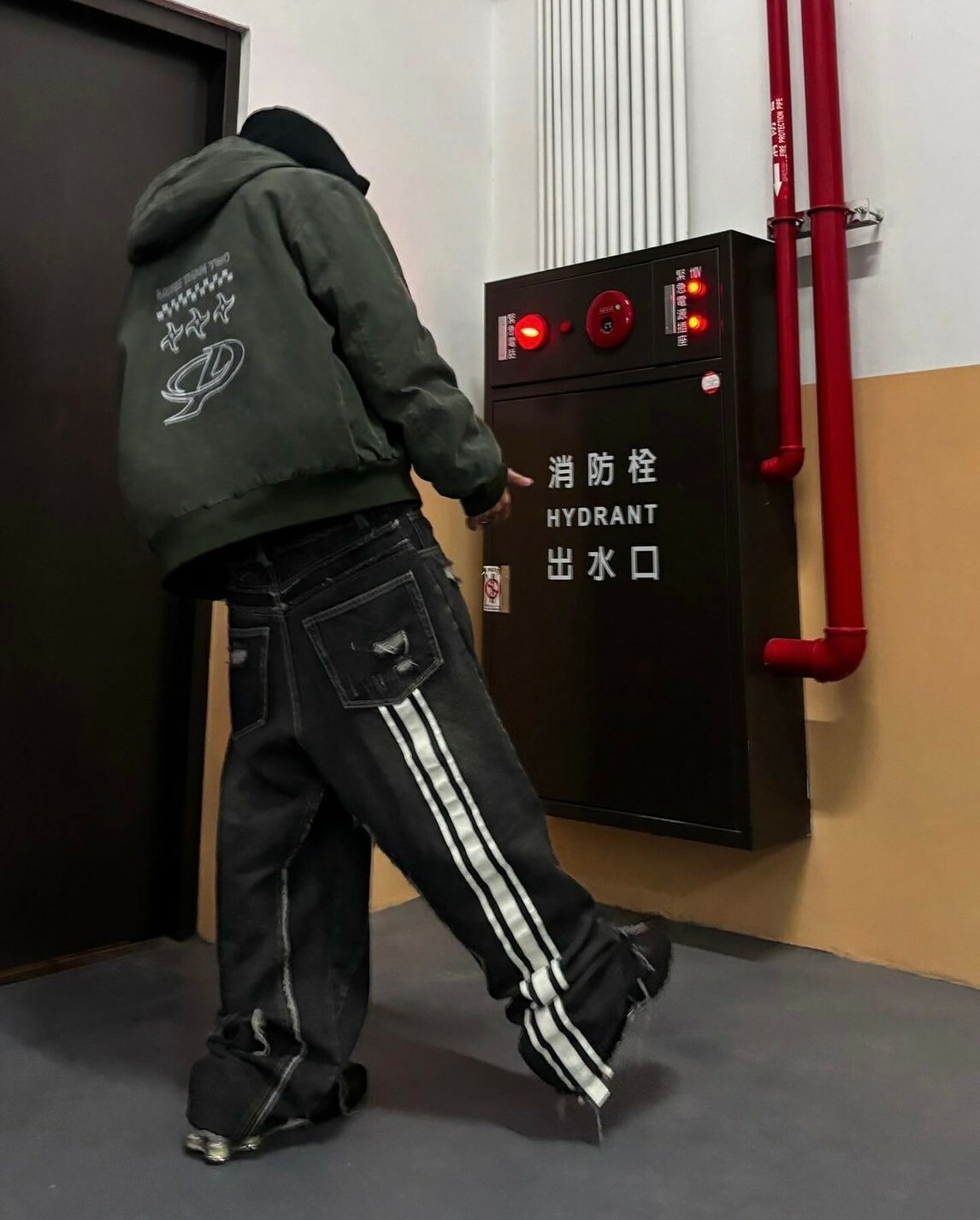 OPO DESIGN 水洗黑破壞闊腿牛仔褲