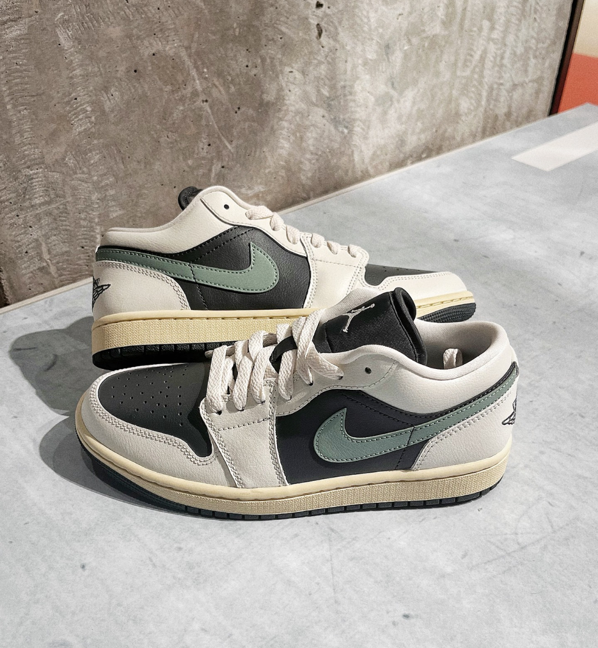 NIKE AIR JORDAN 1 LOW "JADE SMOKE" 黑綠 平替版倒鉤 女款 （DC0774-001）