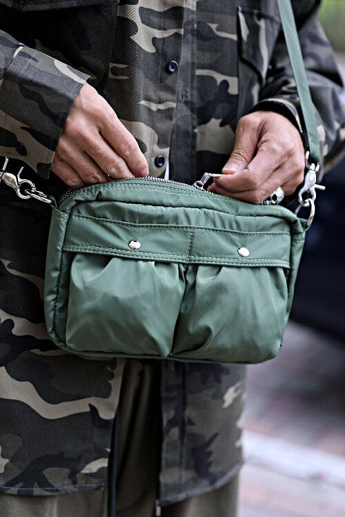 鈕釦雙口袋斜挎包