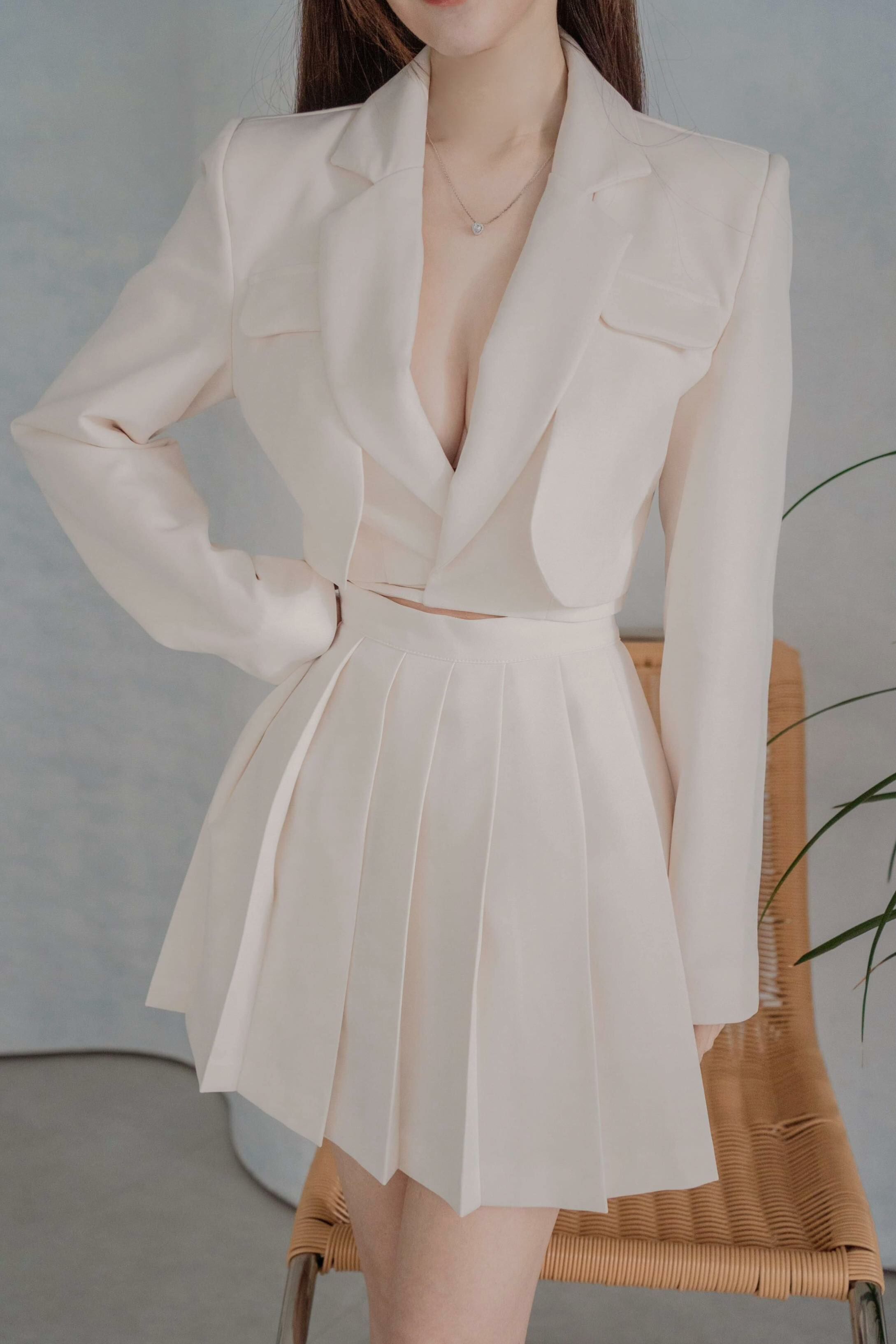 正韓🇰🇷假兩件綁帶西裝外套+百摺裙套裝（米白色)04