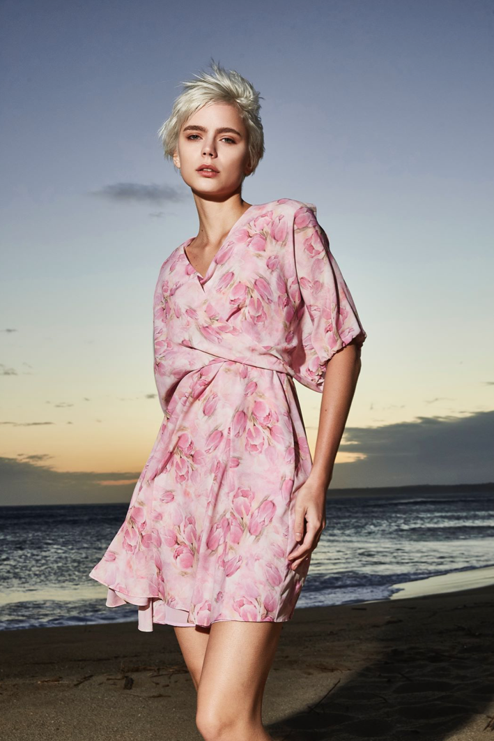 BD10011E1 珍珠玫瑰粉蝴蝶袖波浪短洋