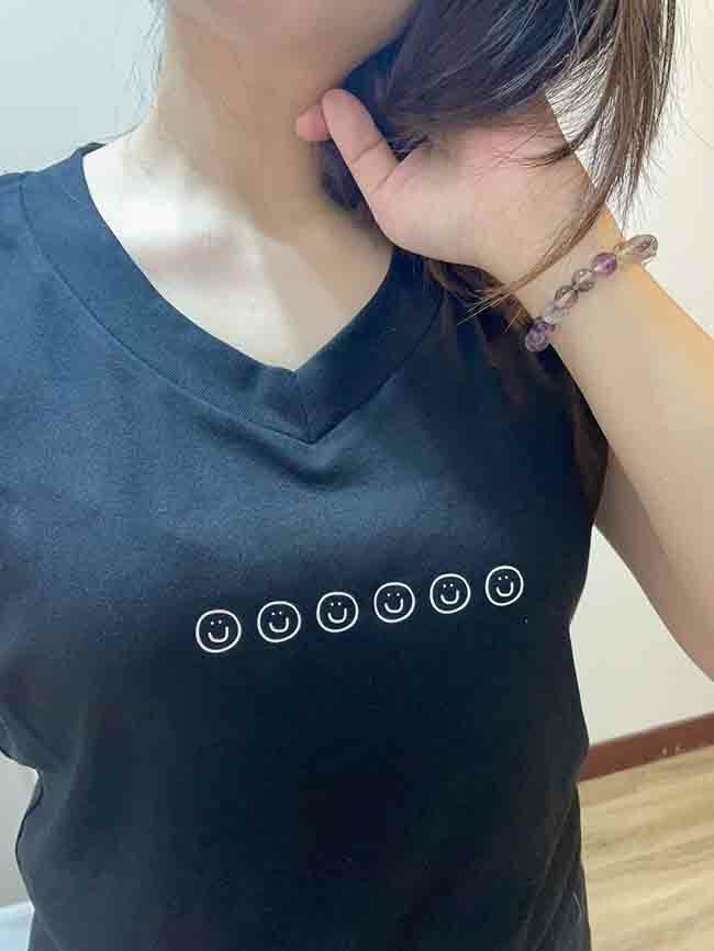 莫代爾棉超彈力V領笑臉修身上衣-一色