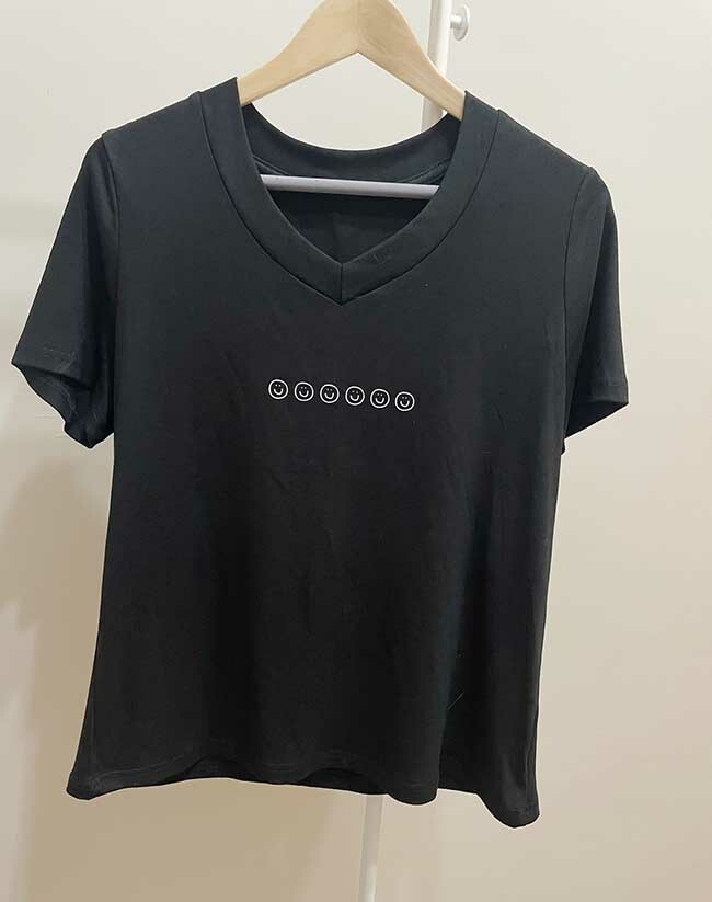 莫代爾棉超彈力V領笑臉修身上衣-一色