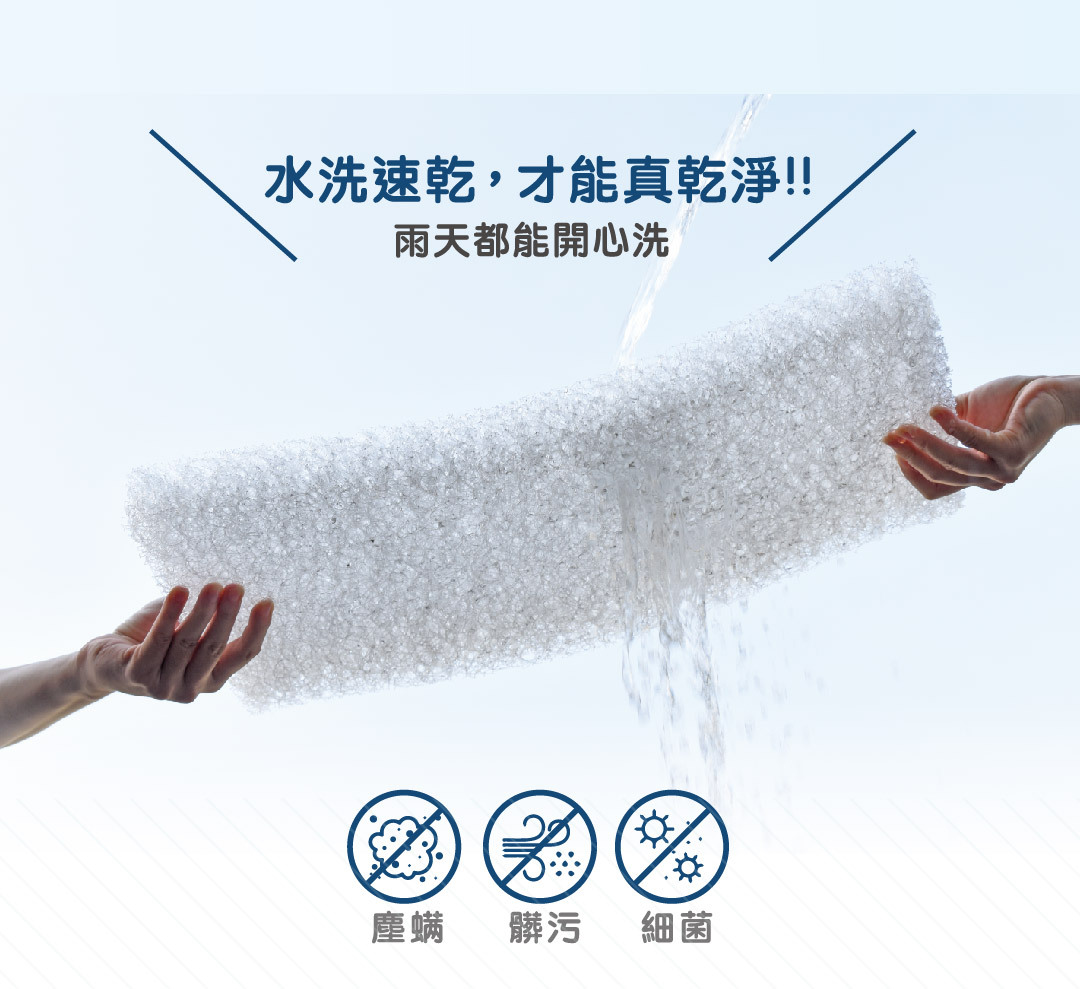 兩個人拿著冰晶蒟蒻內芯並用水沖洗