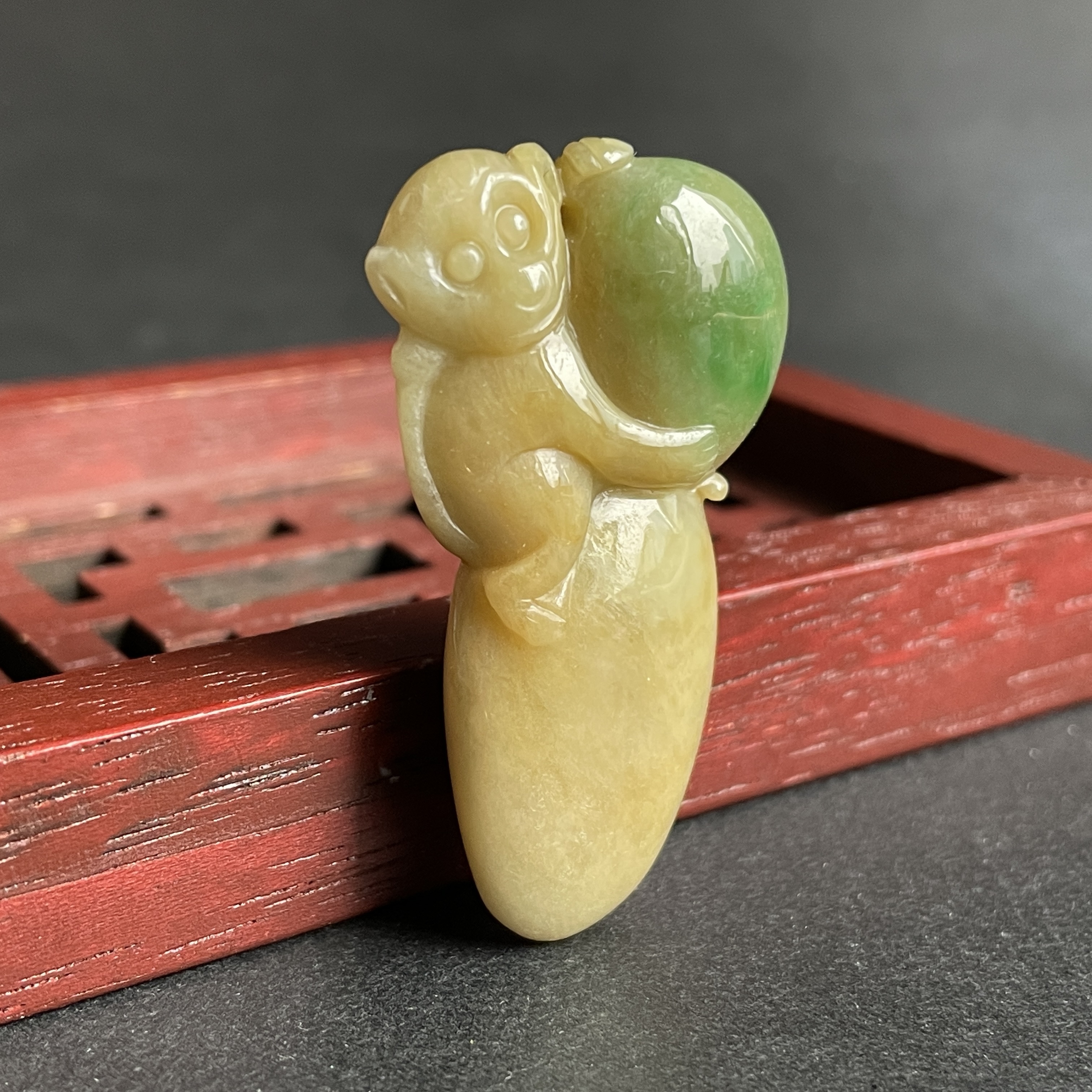 J2299 翡翠俏色靈猴獻瑞吊墜