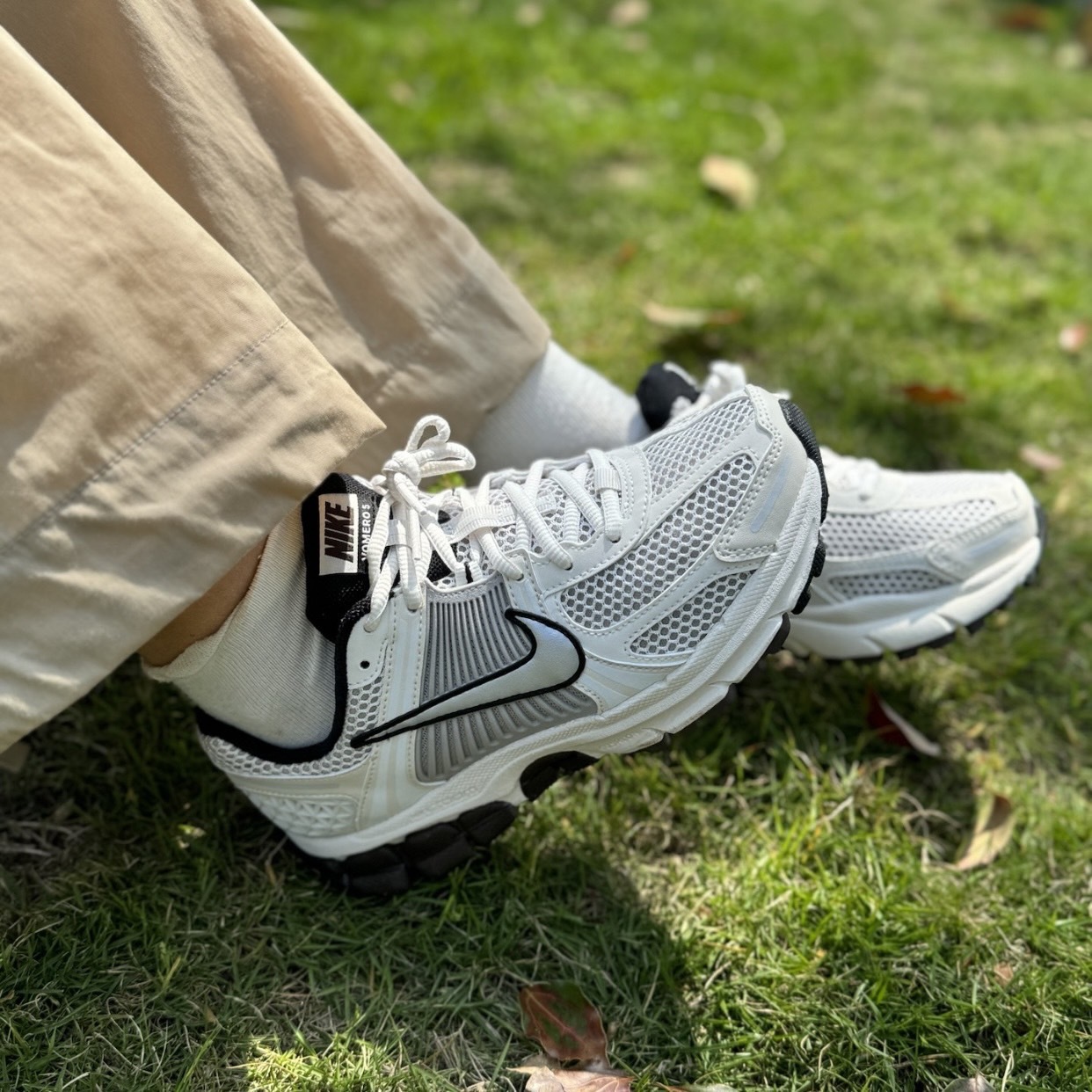 NIKE ZOOM VOMERO 5 米銀 黑白 奶白咖啡 女生復古慢跑休閒鞋 FJ2028-001