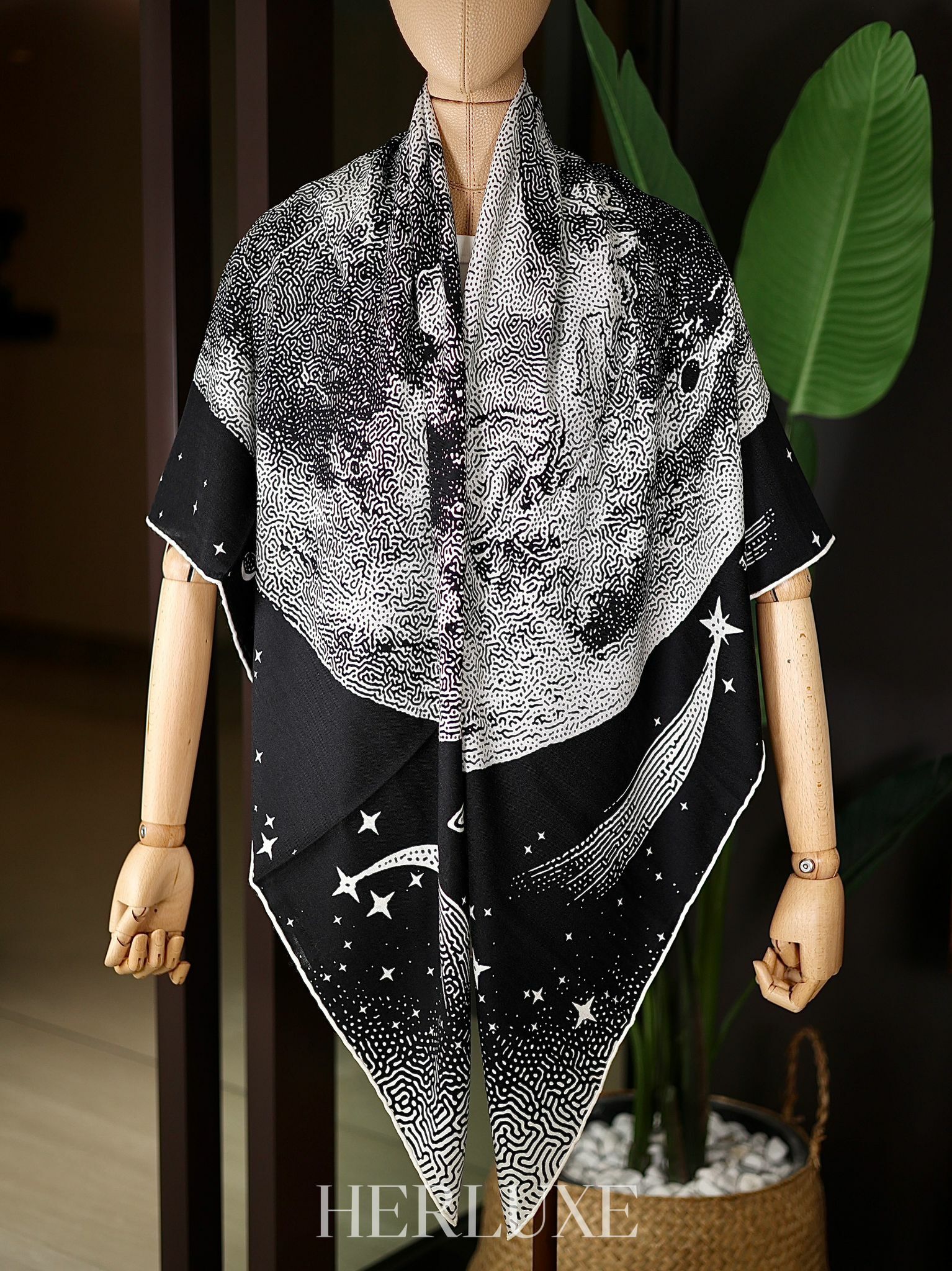 Clair de Lune shawl noir 70% cashmere, 30% soie 140 x 140 cm