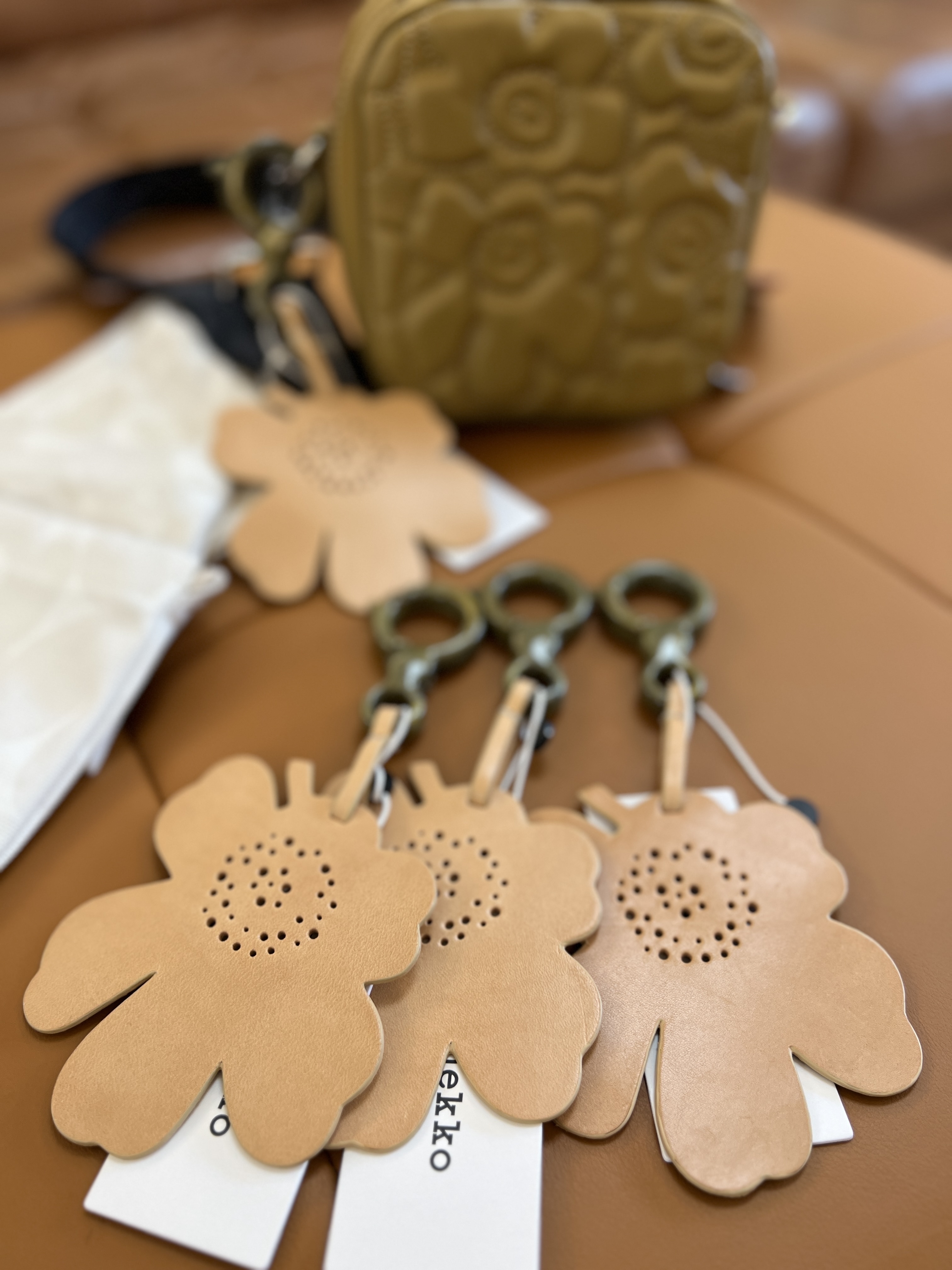 代購現貨 | 新款Marimekko 真皮unikko 吊飾 | 淺啡色unikko (雲石pattern扣)