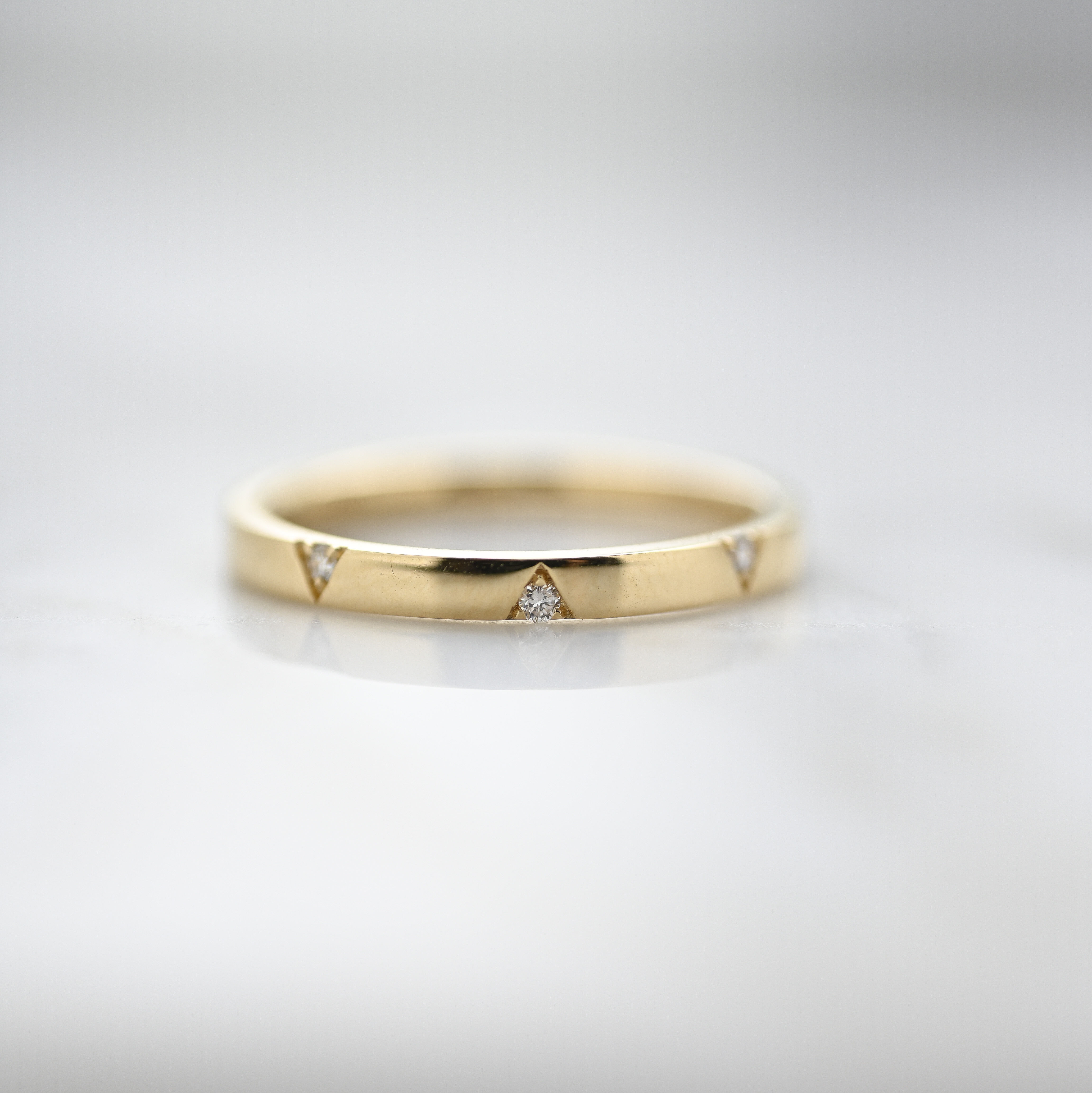 18K Triángulo Full Band Diamond Ring