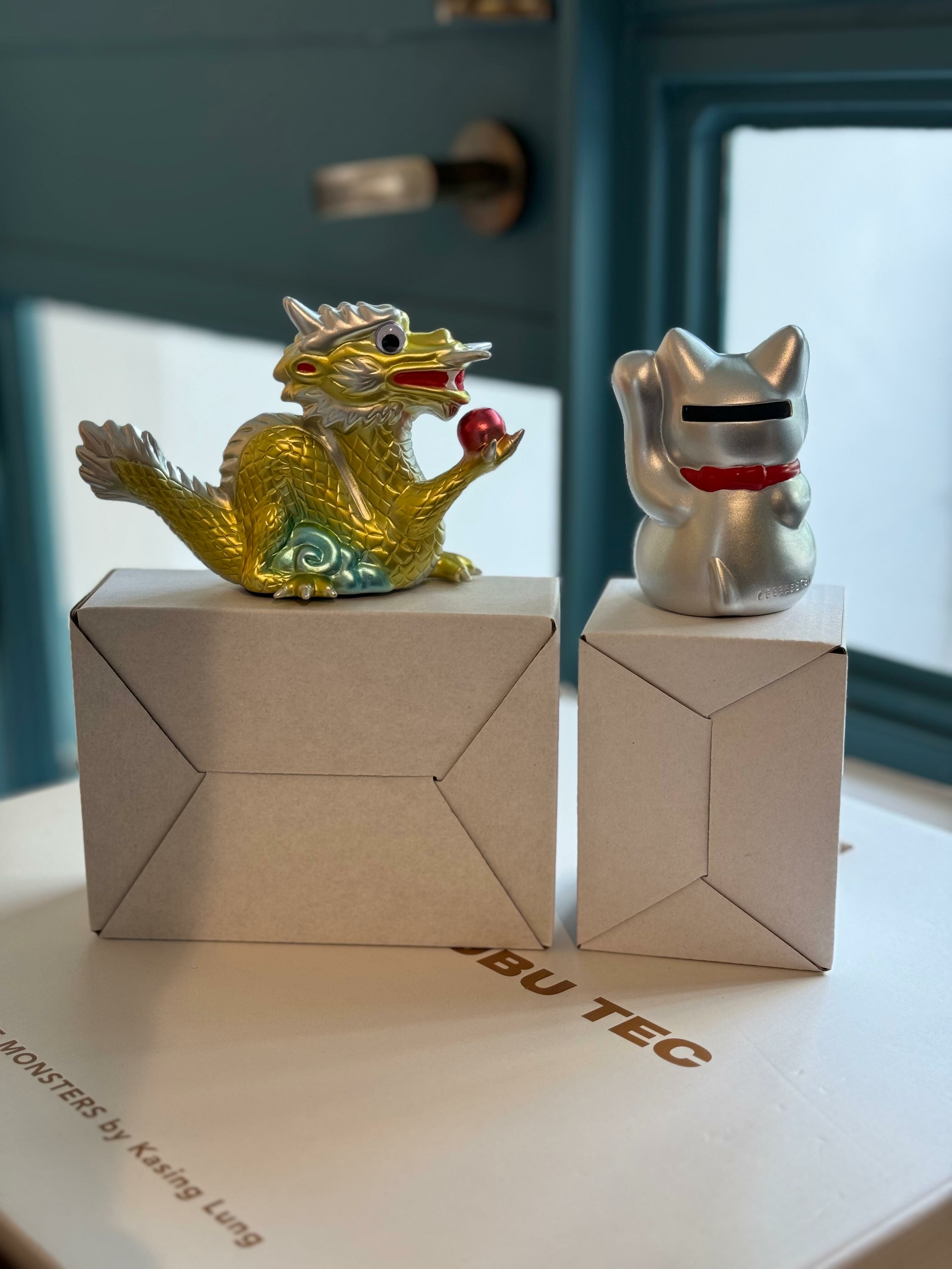 <永遠の名作 LEEEEEE CLASSIC MASCOT> - 金神龍 ＋ 銀招き猫 「2024 金銀満屋」Limited Edition (LeeeeeeToy)