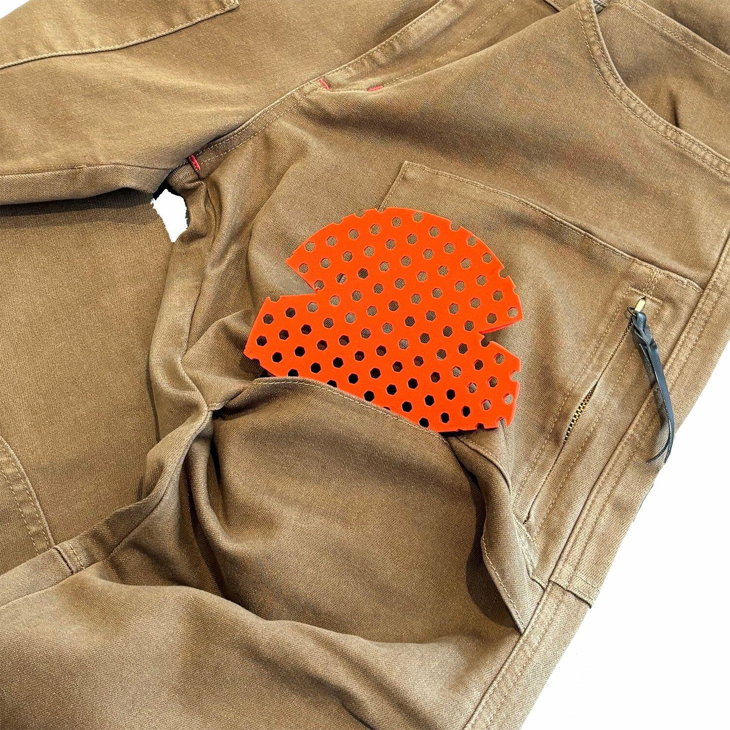 56DESIGN 涼感Cargo Pants，膝部護具可調設計與多色選擇，夏季戶外與日常穿搭必備