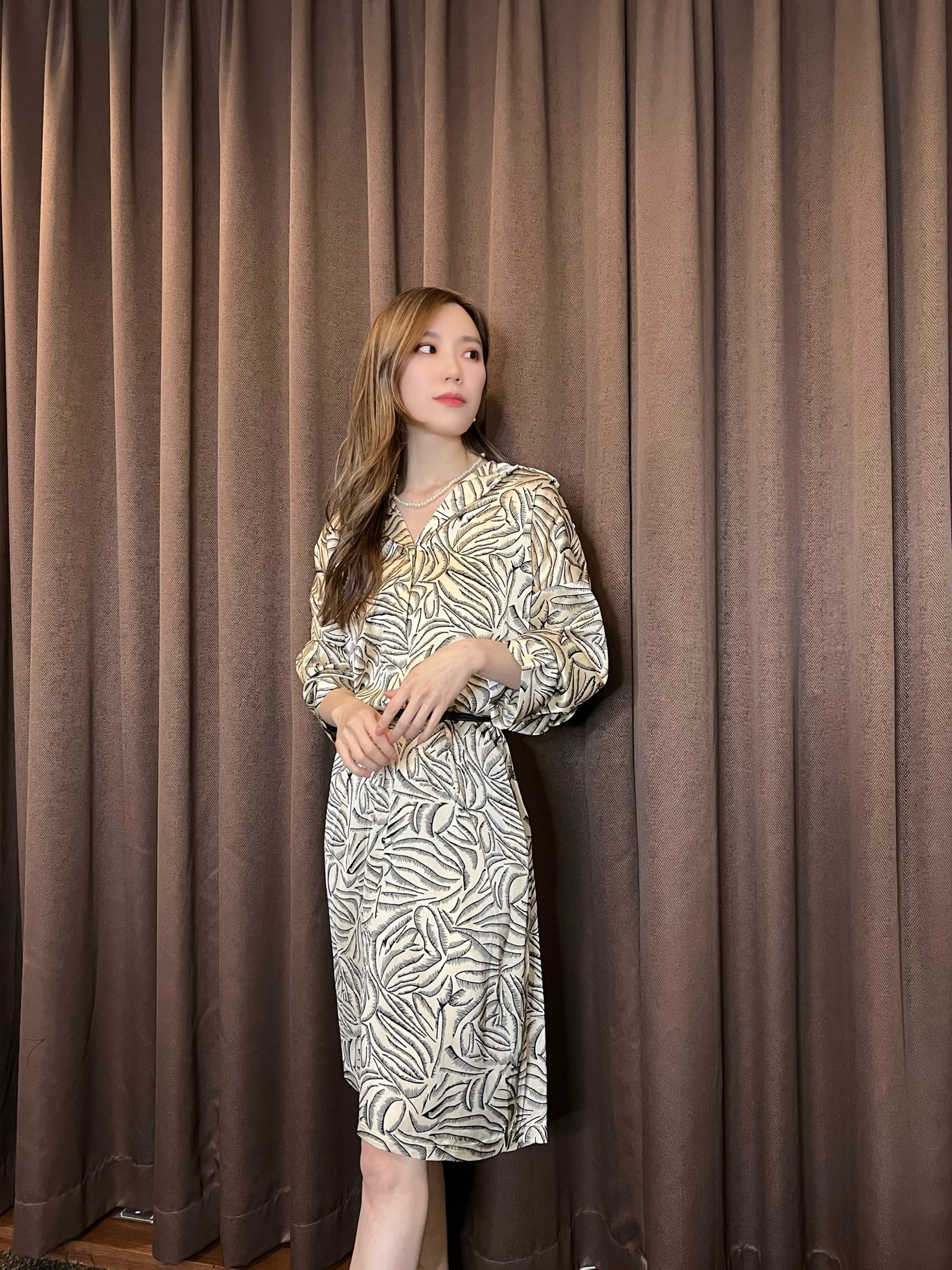 絲滑緞光羽毛印花襯衫洋