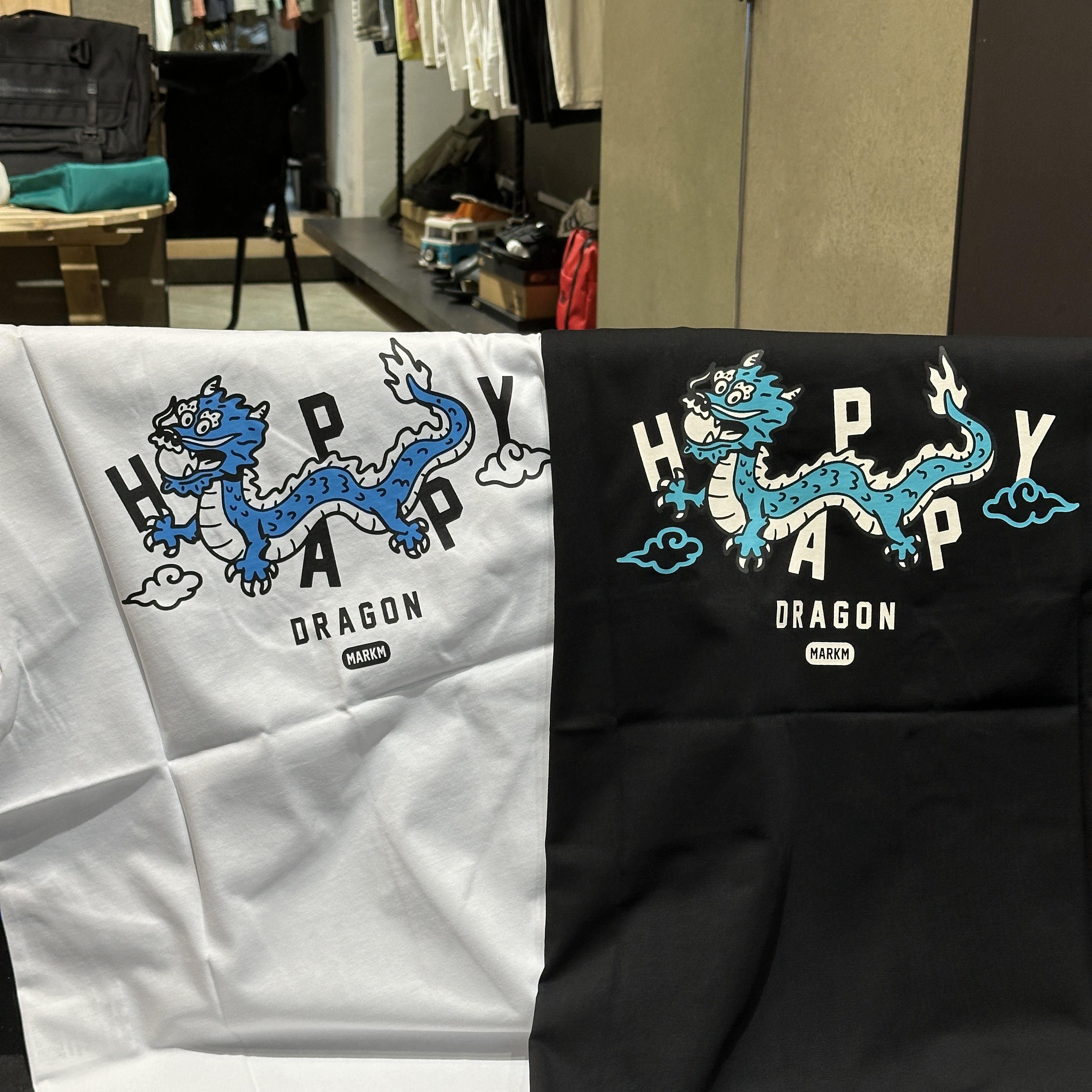 【現貨零碼折扣】MARKM happy Dragon 背後大龍短Ｔ