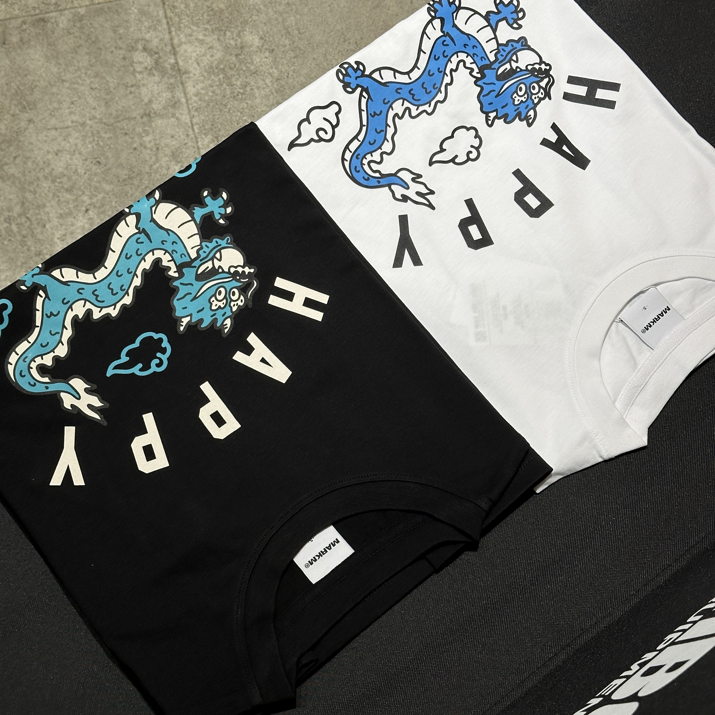 【現貨零碼折扣】MARKM happy Dragon 胸前大龍圖像短tee