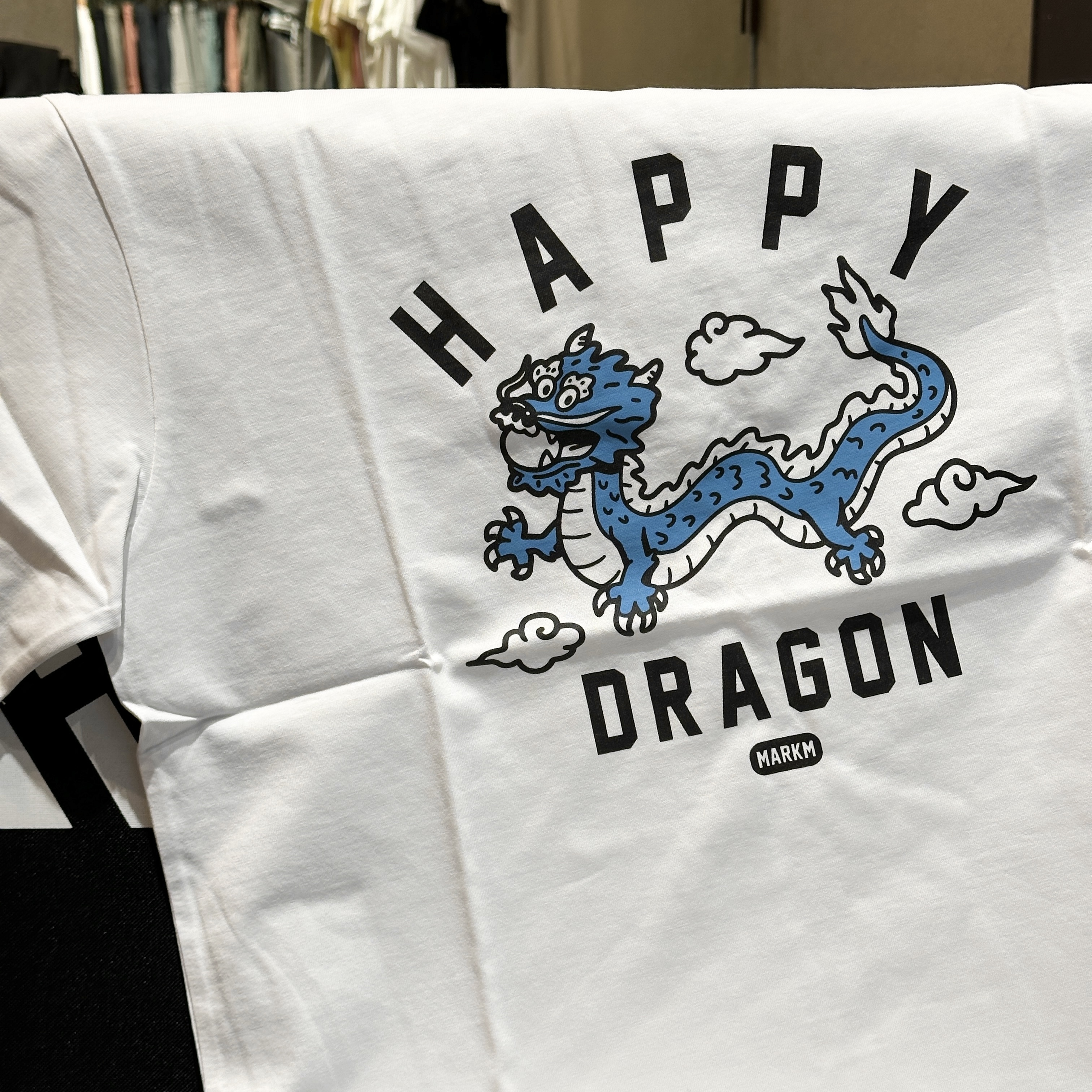 【現貨零碼折扣】MARKM happy Dragon 胸前大龍圖像短tee