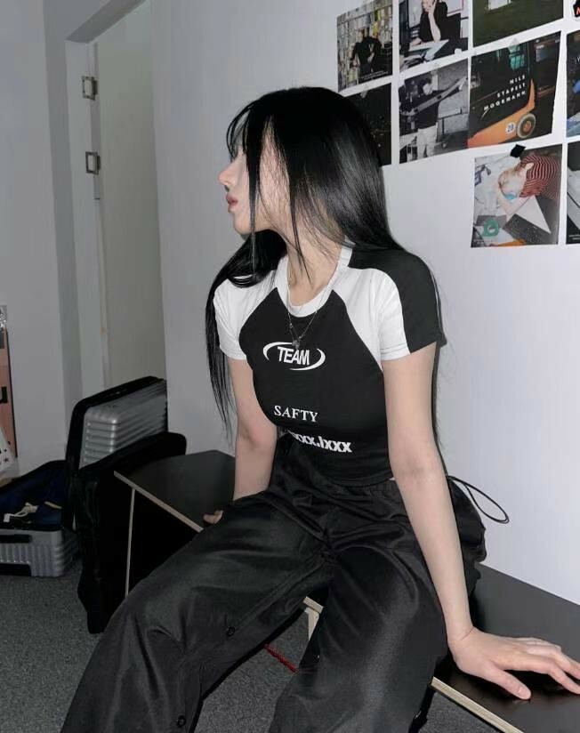 《K》拼接彈性TEAM短版上衣