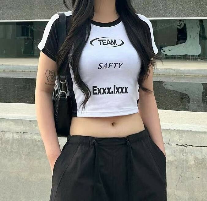 《K》拼接彈性TEAM短版上衣