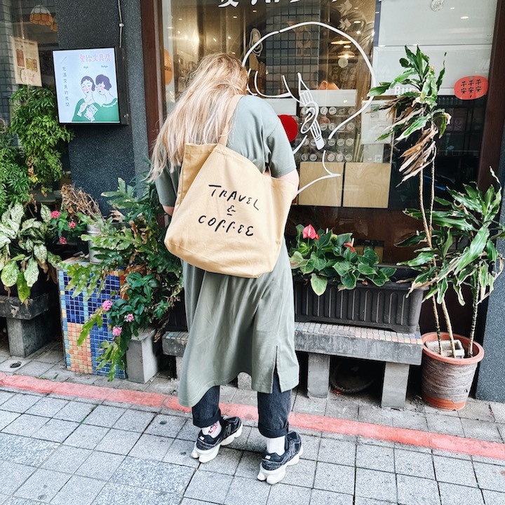 TRAVEL & COFFEE 拿鐵色 托特包｜WHOSMiNG