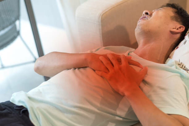 不同胸痛的位置代表不同部位的症狀