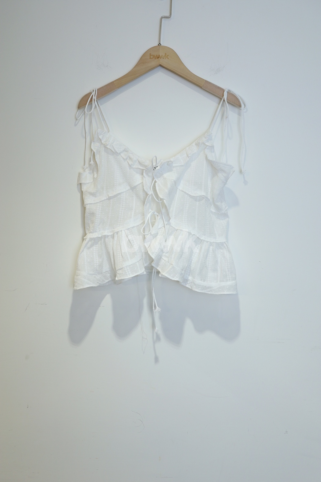 【瑕疵】度假雕花綁結吊帶背心-白