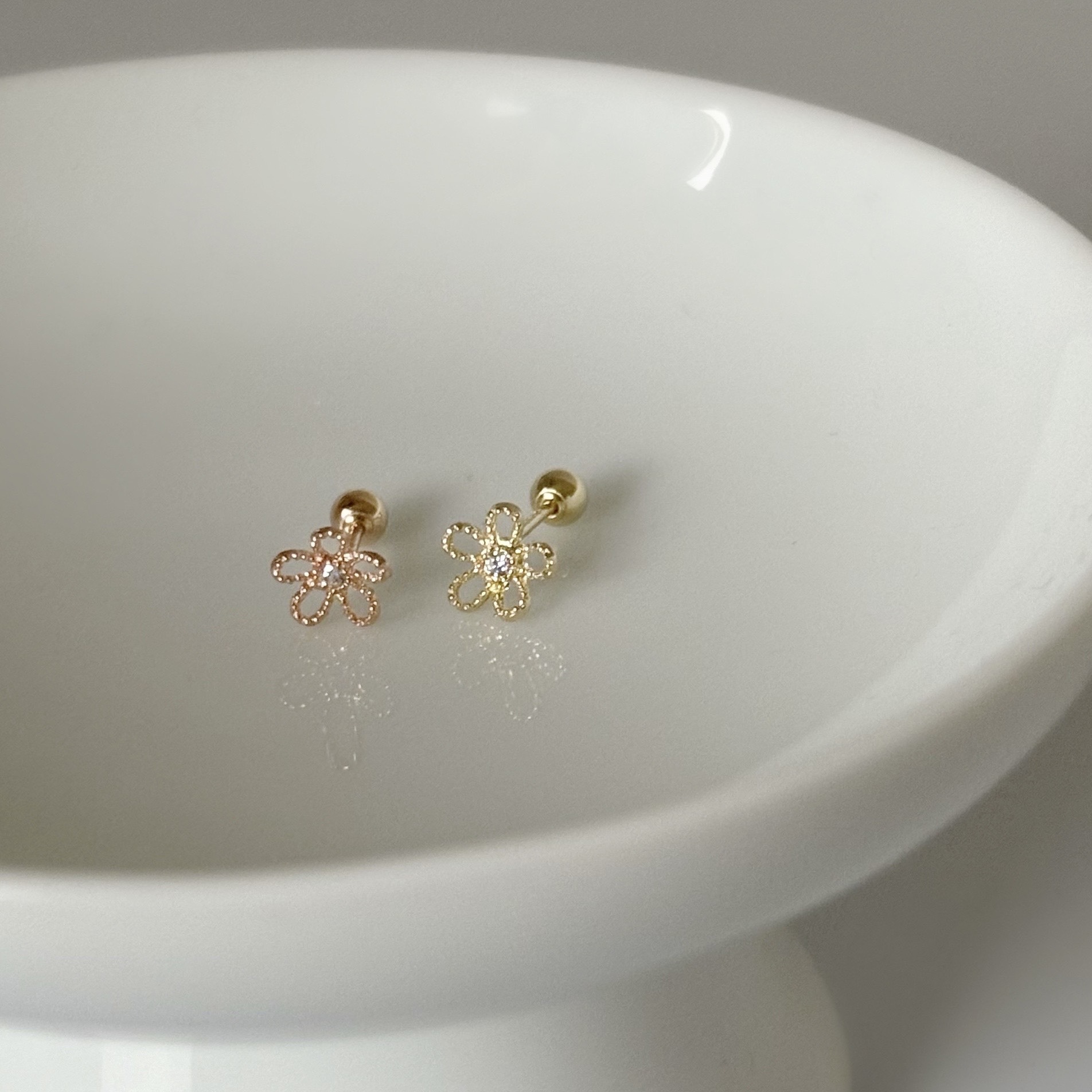 14k立體簍空小花鋯石轉珠耳環