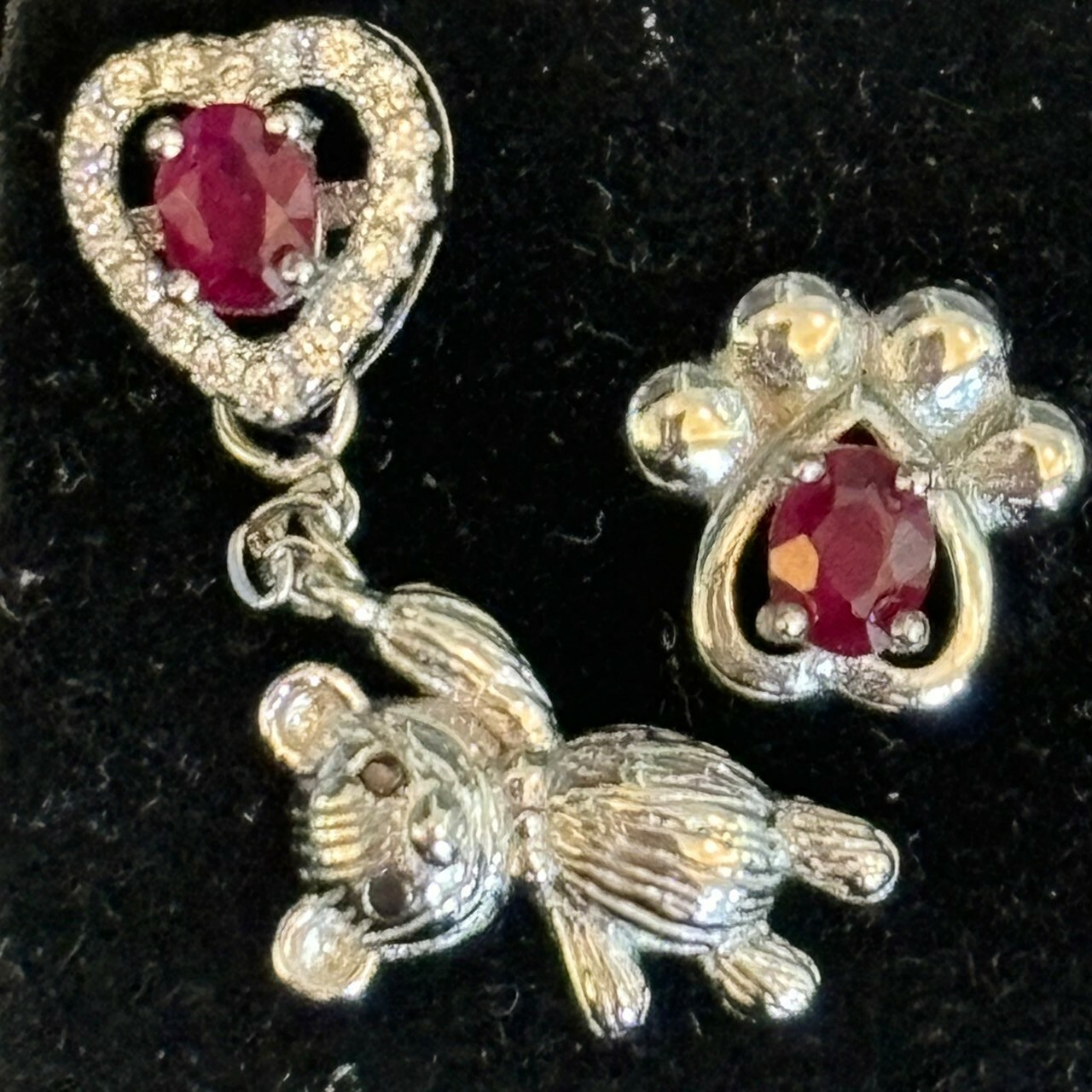 T404熊熊紅寶石耳環