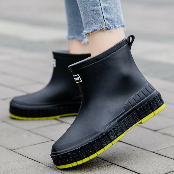 Anti-slip mid-barrel softsole rain boots (black HL3233-plus black silk-要選大2碼)(Shoe code:36/37/38/39/40/41)(下單後聯絡客服袺認袼)