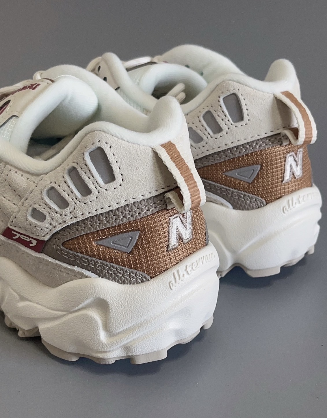 New Balance 703 復古奶油焦糖