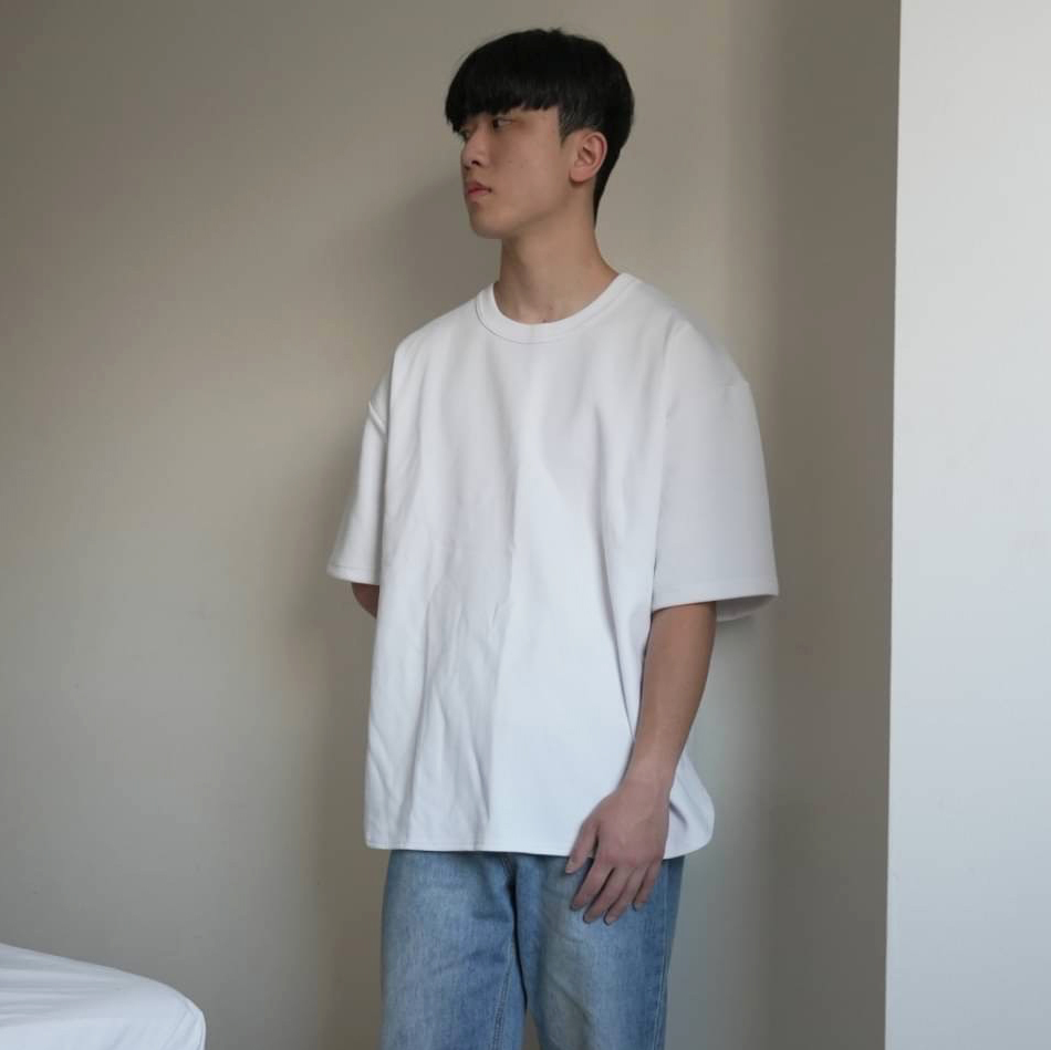 男模穿著#24102 台灣製太空棉落肩圓弧下擺短T白色