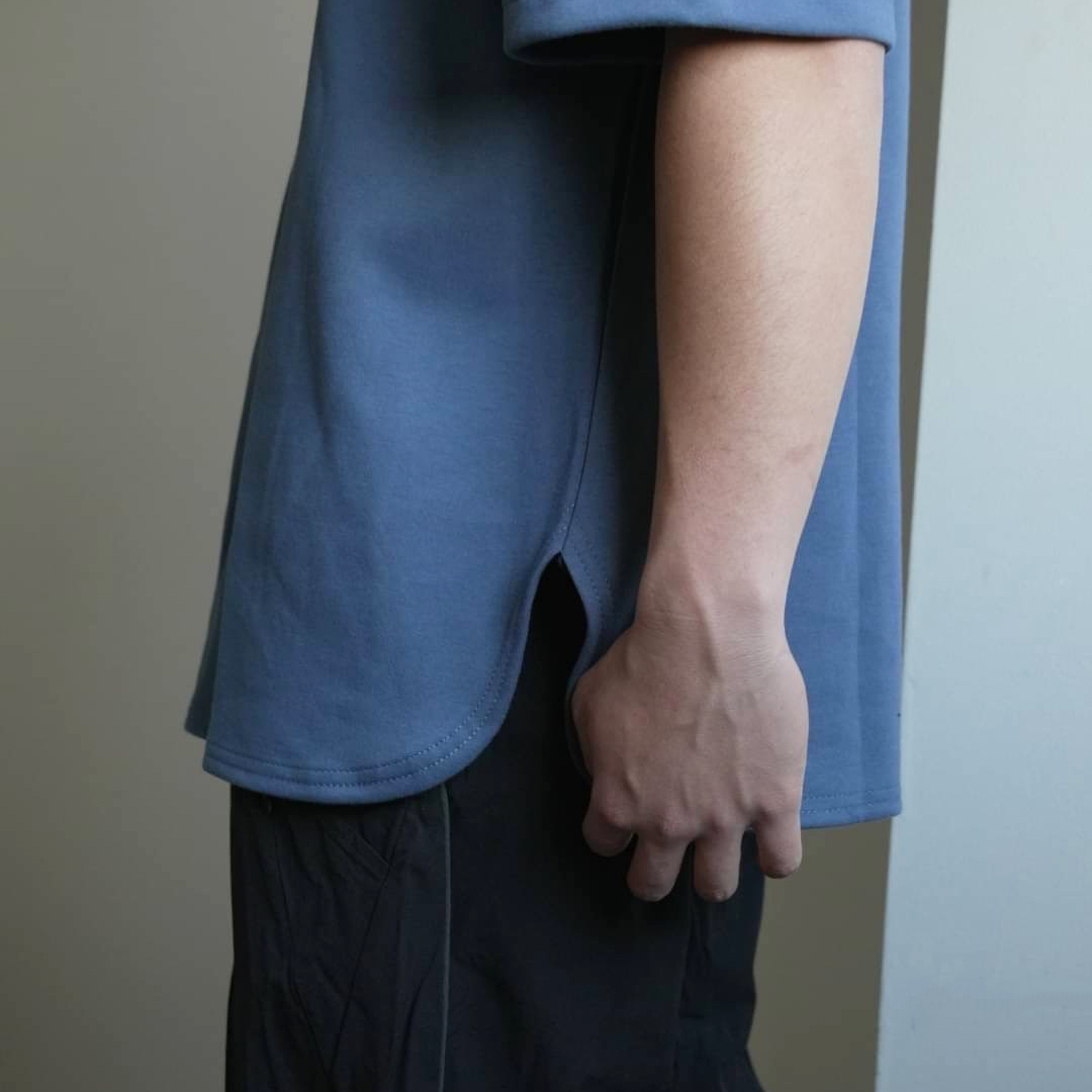 男模穿著#24102 台灣製太空棉落肩圓弧下擺短T灰藍色細節照