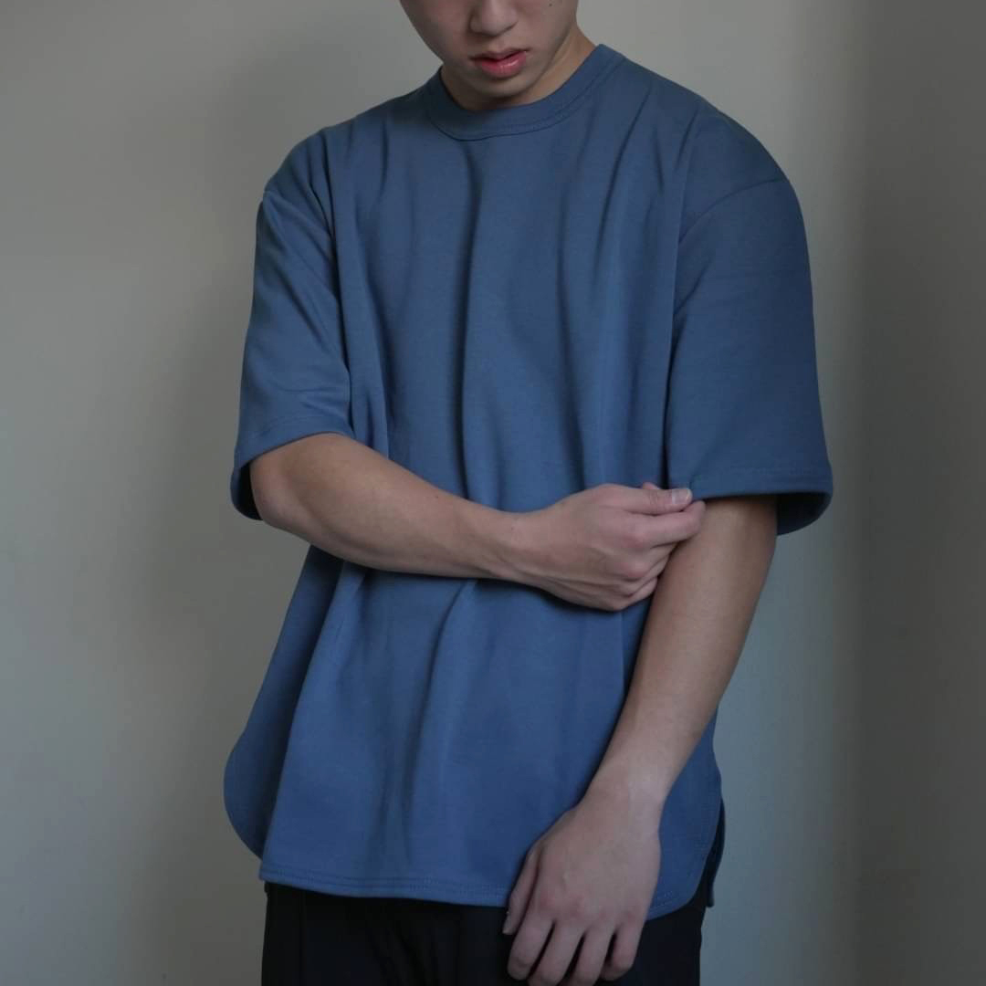 男模穿著#24102 台灣製太空棉落肩圓弧下擺短T灰藍色
