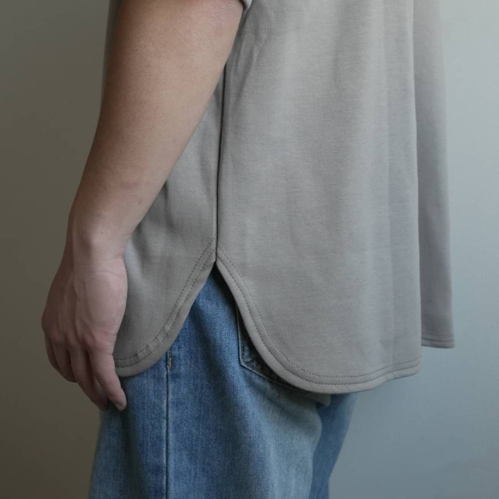 男模穿著#24102 台灣製太空棉落肩圓弧下擺短T沙色細節照