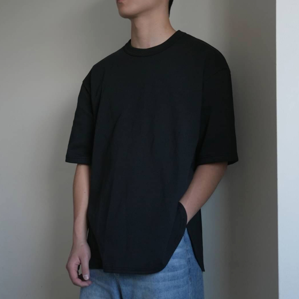 男模穿著#24102 台灣製太空棉落肩圓弧下擺短T黑色