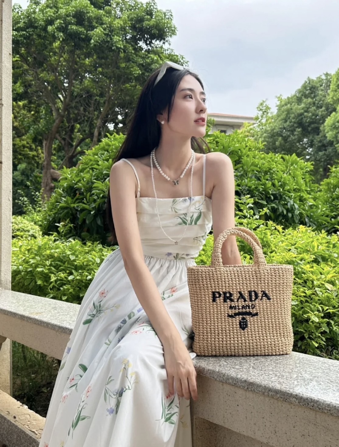 Prada 小號 拉菲草手提袋 黑/卡其
