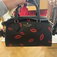 [S] KATE SPADE KF491 MADISON LIP TOSS PRINTED DUFFLE CB,BLACK MULTI, 196021439261 (SKS1008)