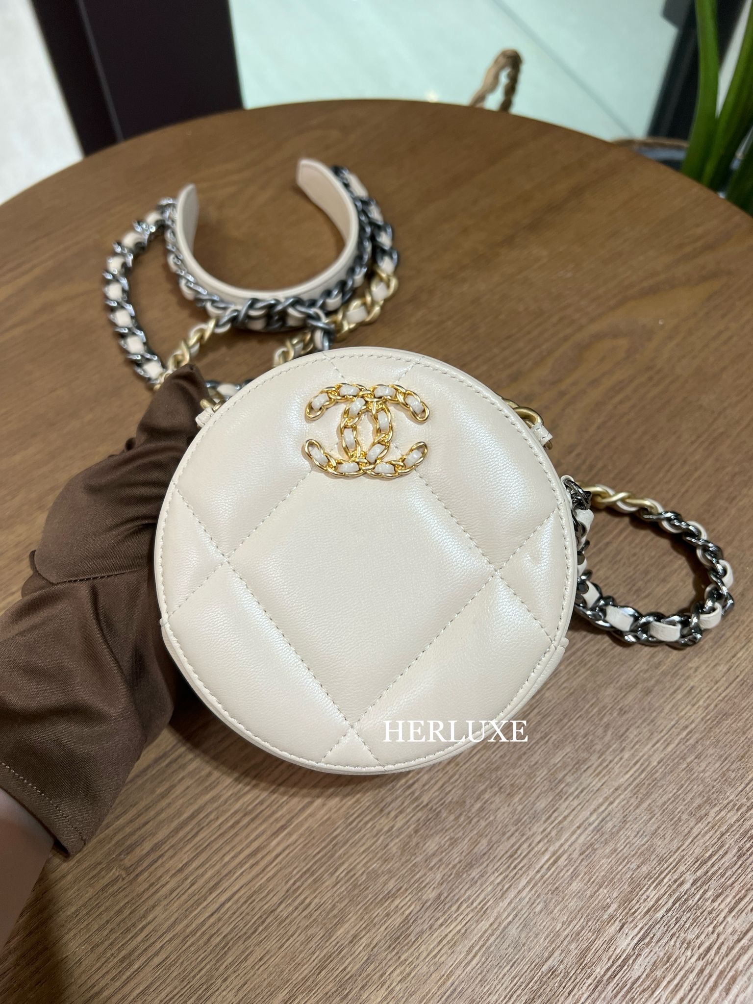 Chanel mini round bag （二手 99%new）