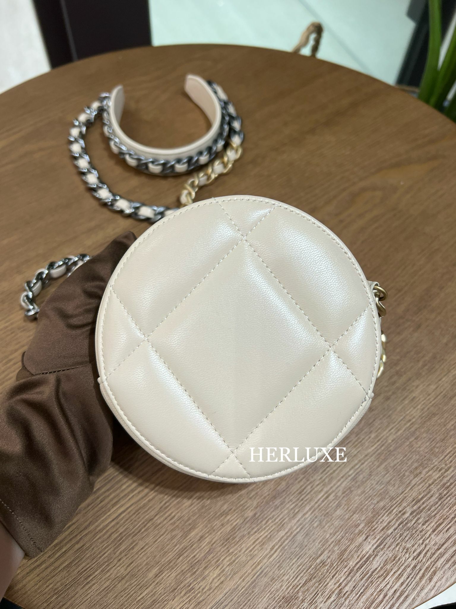 Chanel mini round bag （二手 99%new）