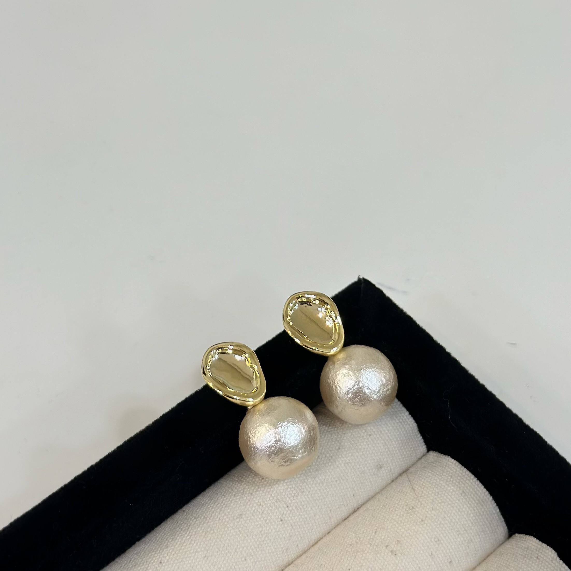 H61歲月．不規則圓片棉花珍珠耳貼