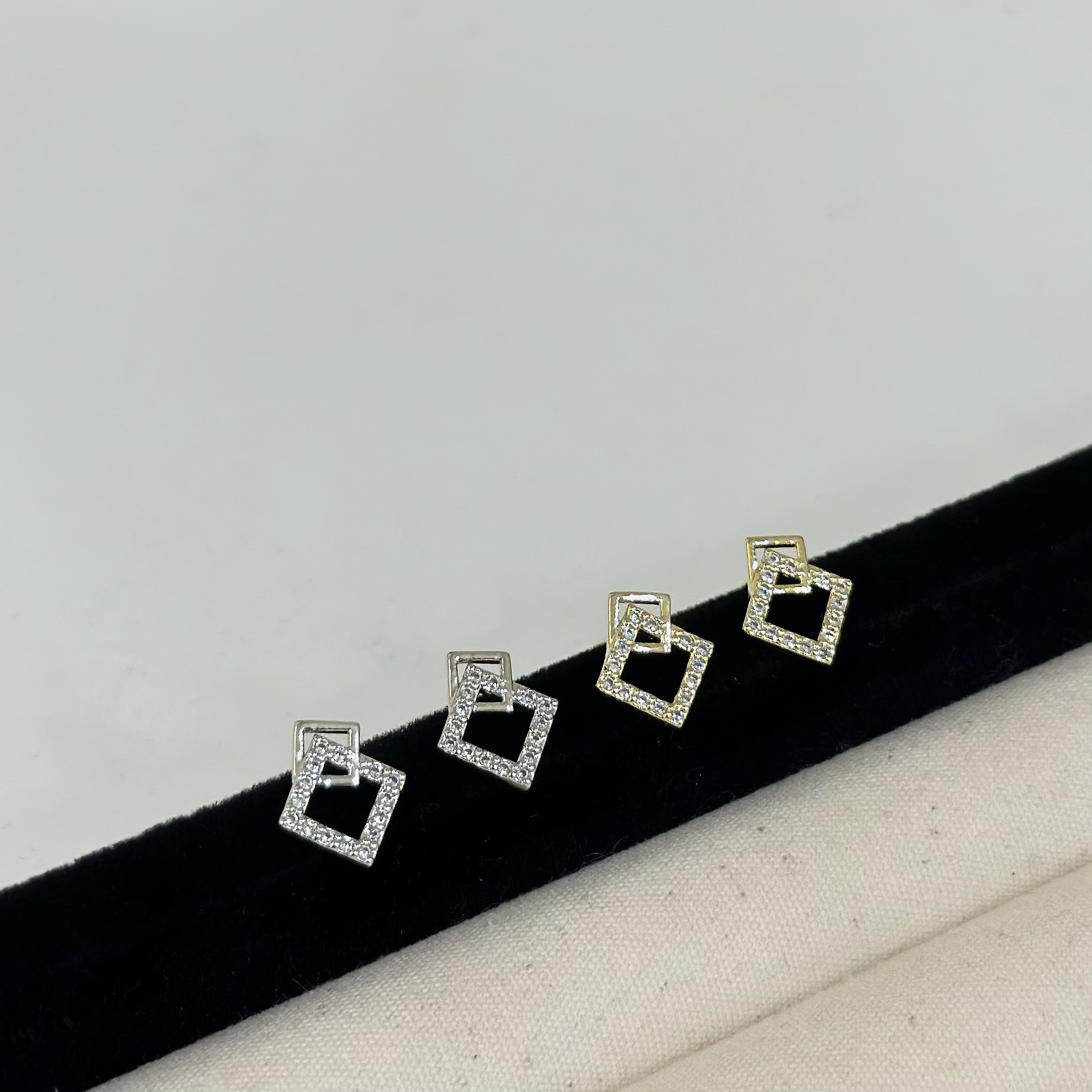 H40牽絆．排鑽方塊交疊耳貼