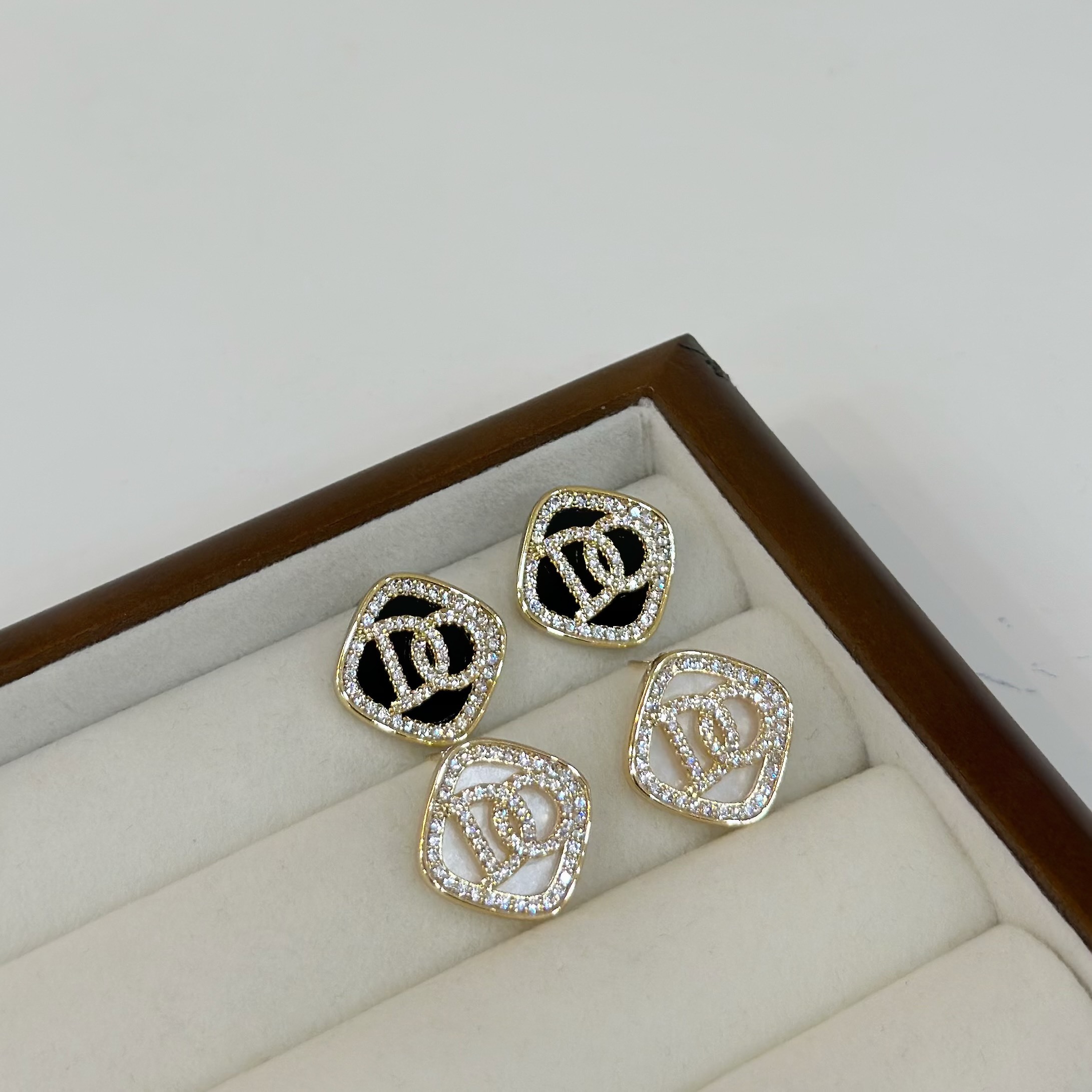 晚宴．排鑽字母耳貼