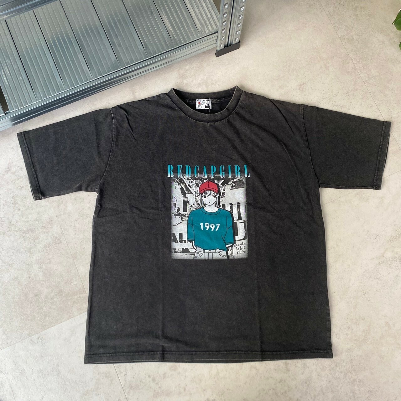 Red Cap Girl 雪花水復古加工插畫寬鬆短Tee 24339R