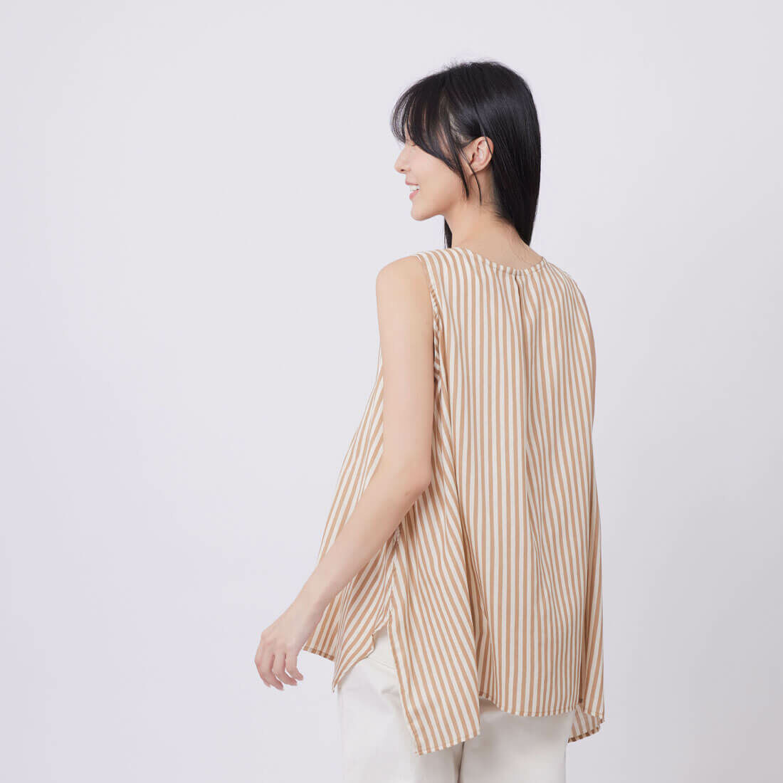 Coco無袖前摺傘擺直條印花上衣/白駝細條