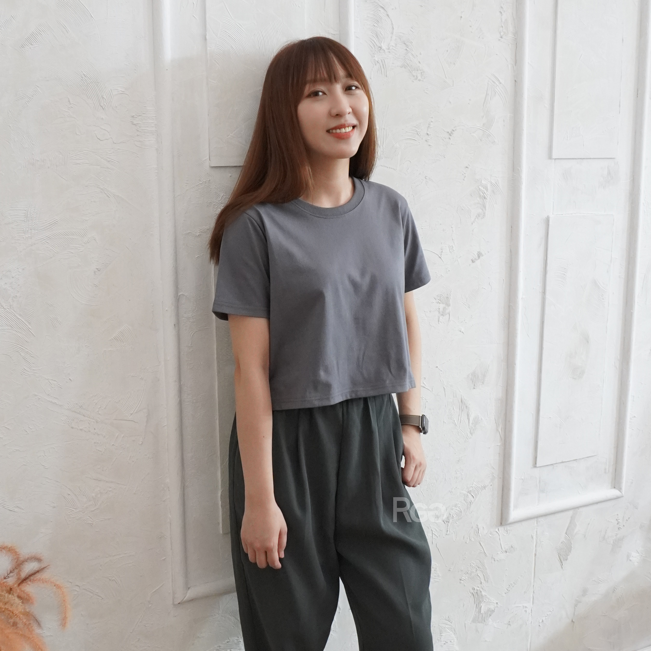 女模穿著訂製款 台灣製純棉重磅短版短T鐵灰正面照