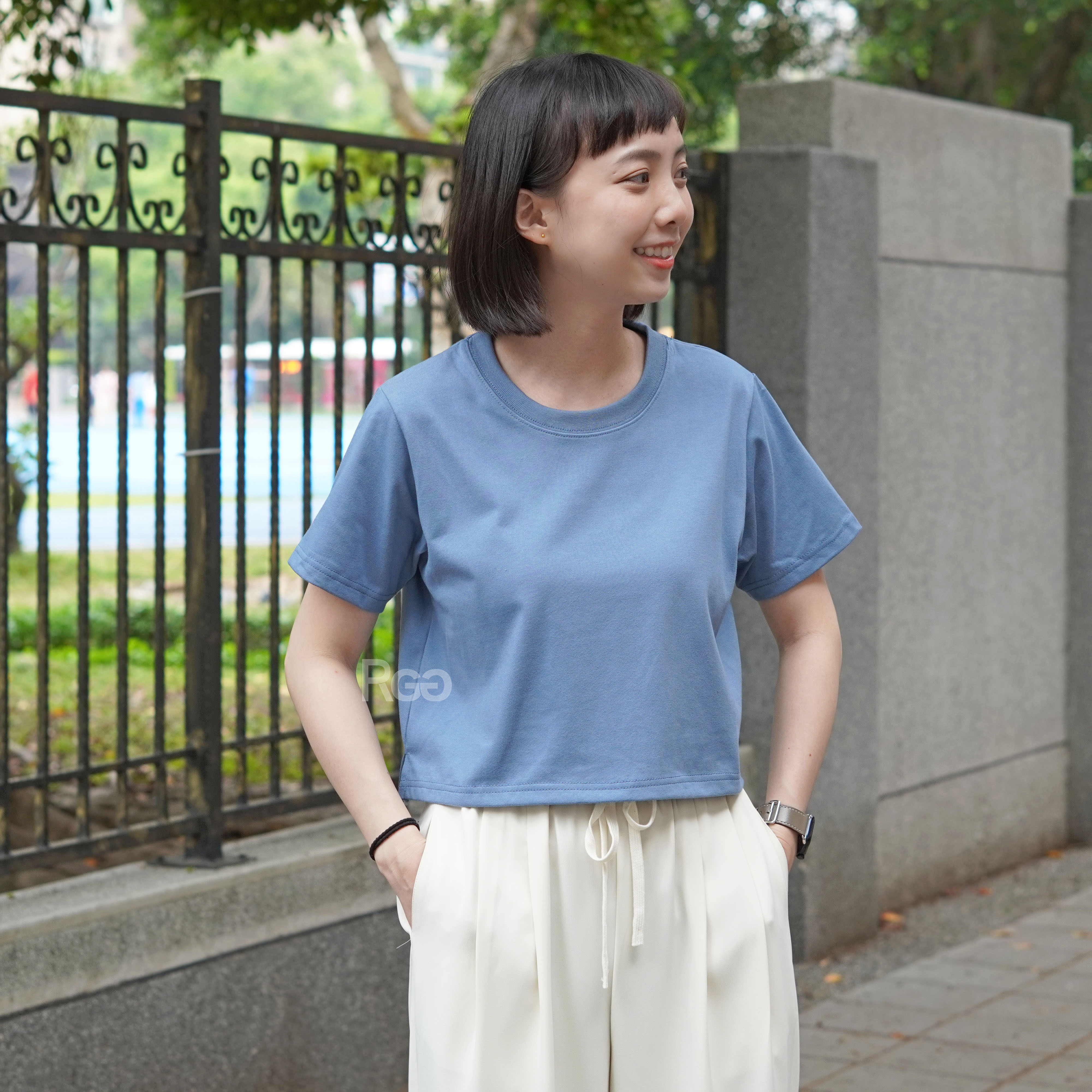 女模穿著訂製款 台灣製純棉重磅短版短T灰藍色正面照