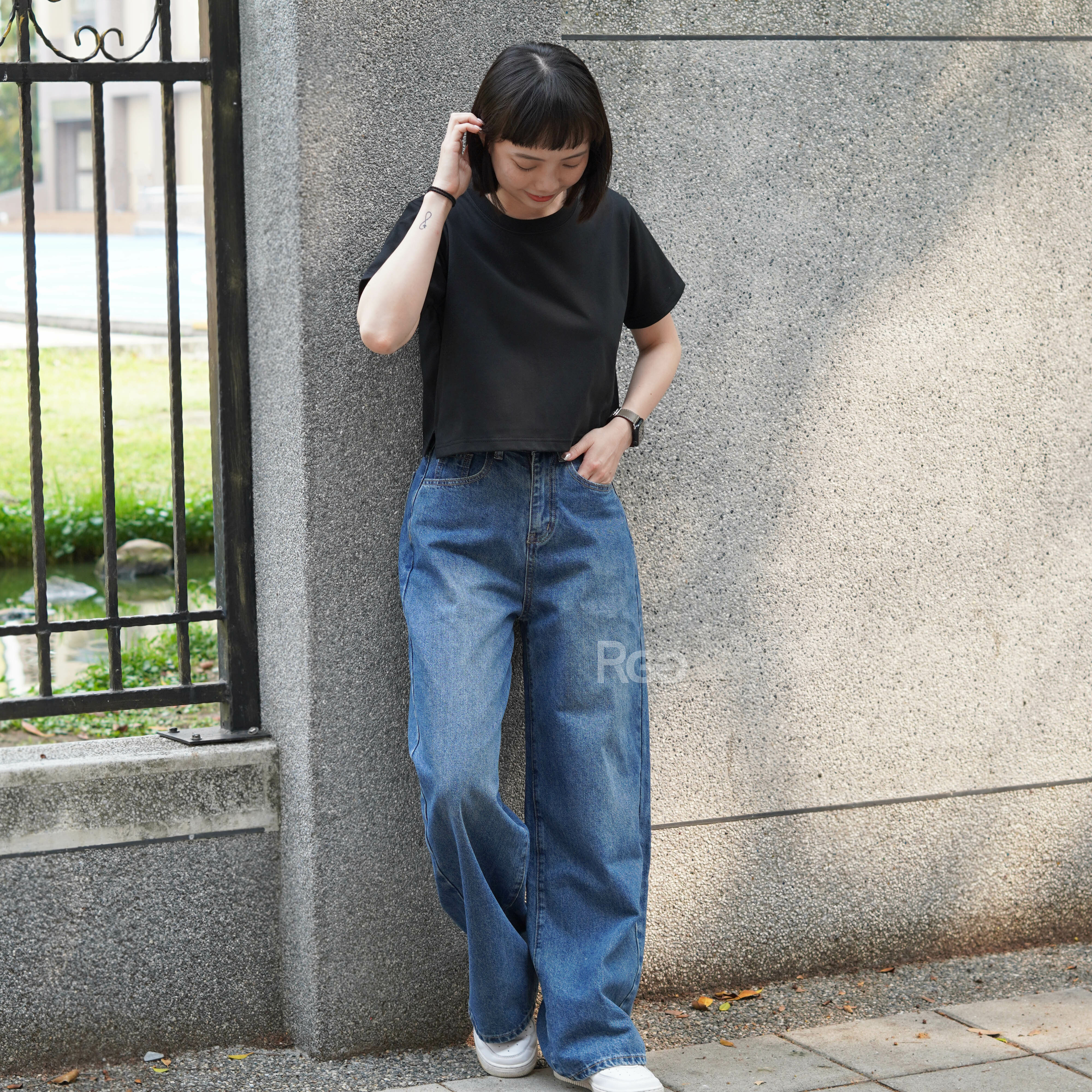 女模穿著訂製款 台灣製純棉重磅短版短T黑色全身照