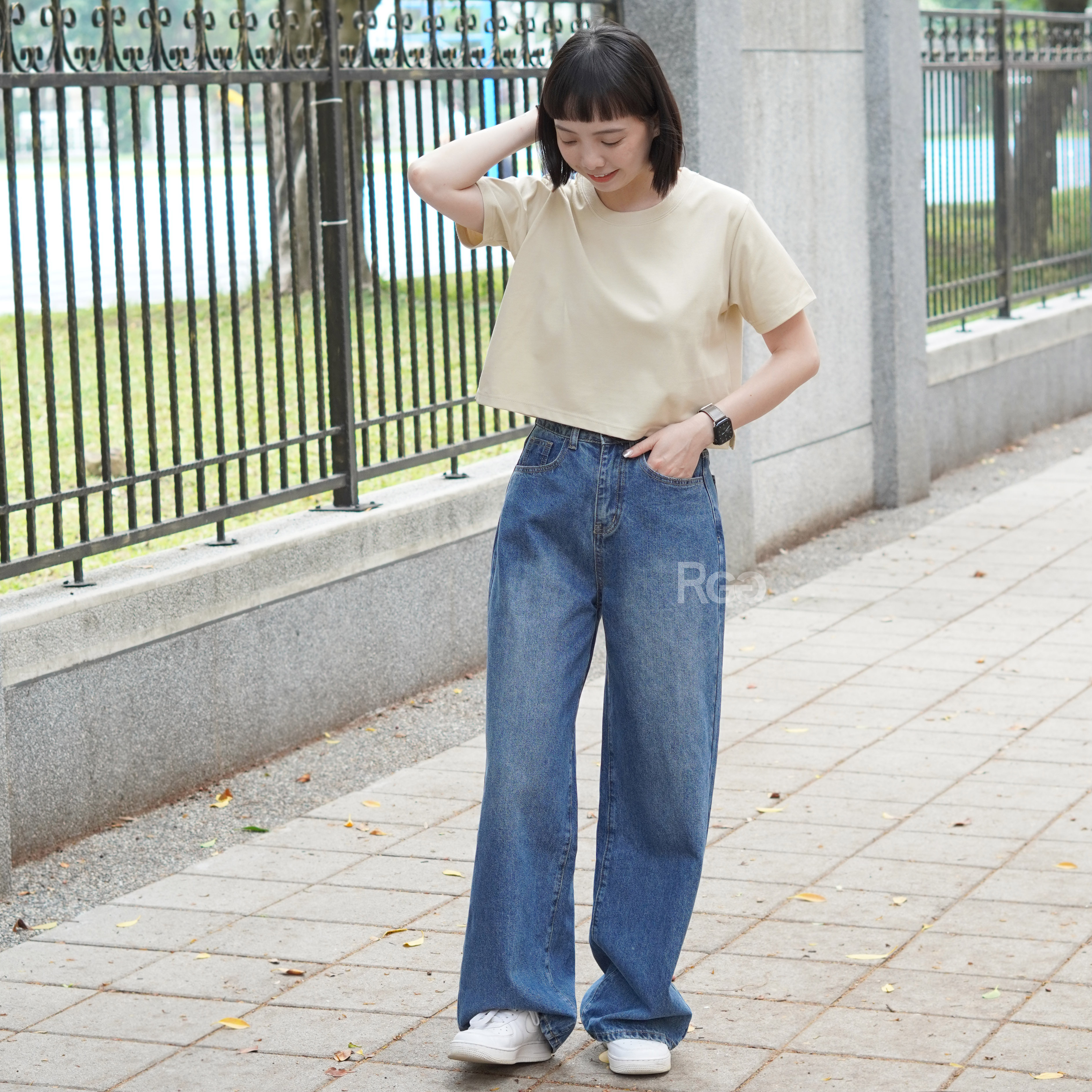 女模穿著訂製款 台灣製純棉重磅短版短T杏色全身照