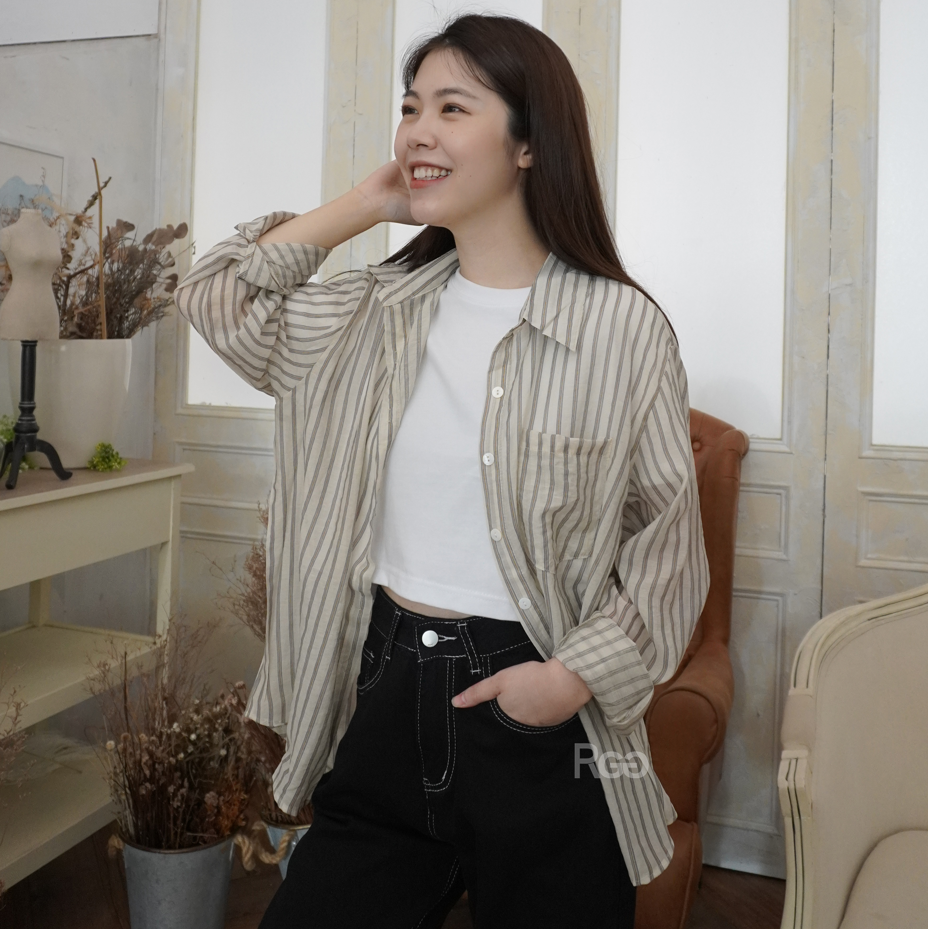 女模穿著訂製款 台灣製純棉重磅短版短T白色正面照